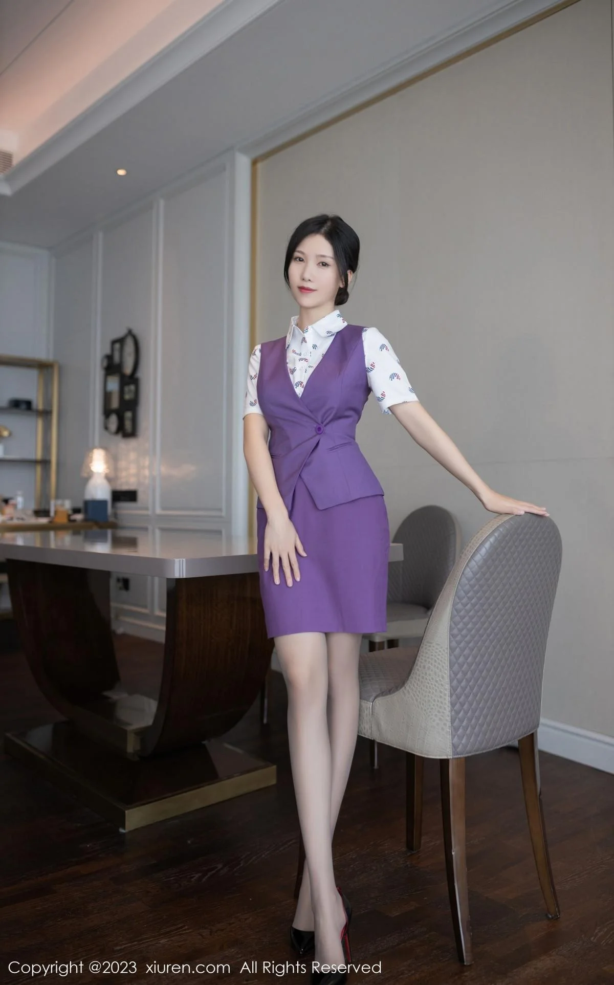 利世脱空姐制服露紫色内衣配超薄黑丝秀曼妙身姿绝美写真 第 2 张