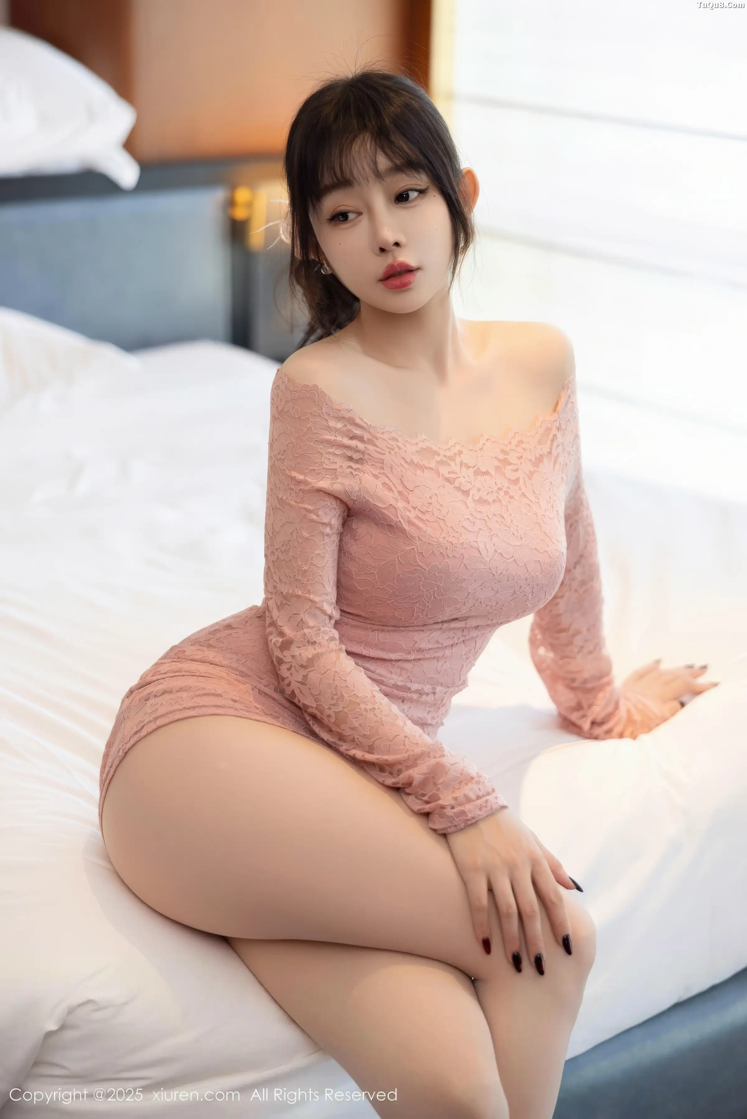 王羽纯✨性感浅色连衣短裙配原色丝袜秀曼妙身姿绝美写真 第 10 张