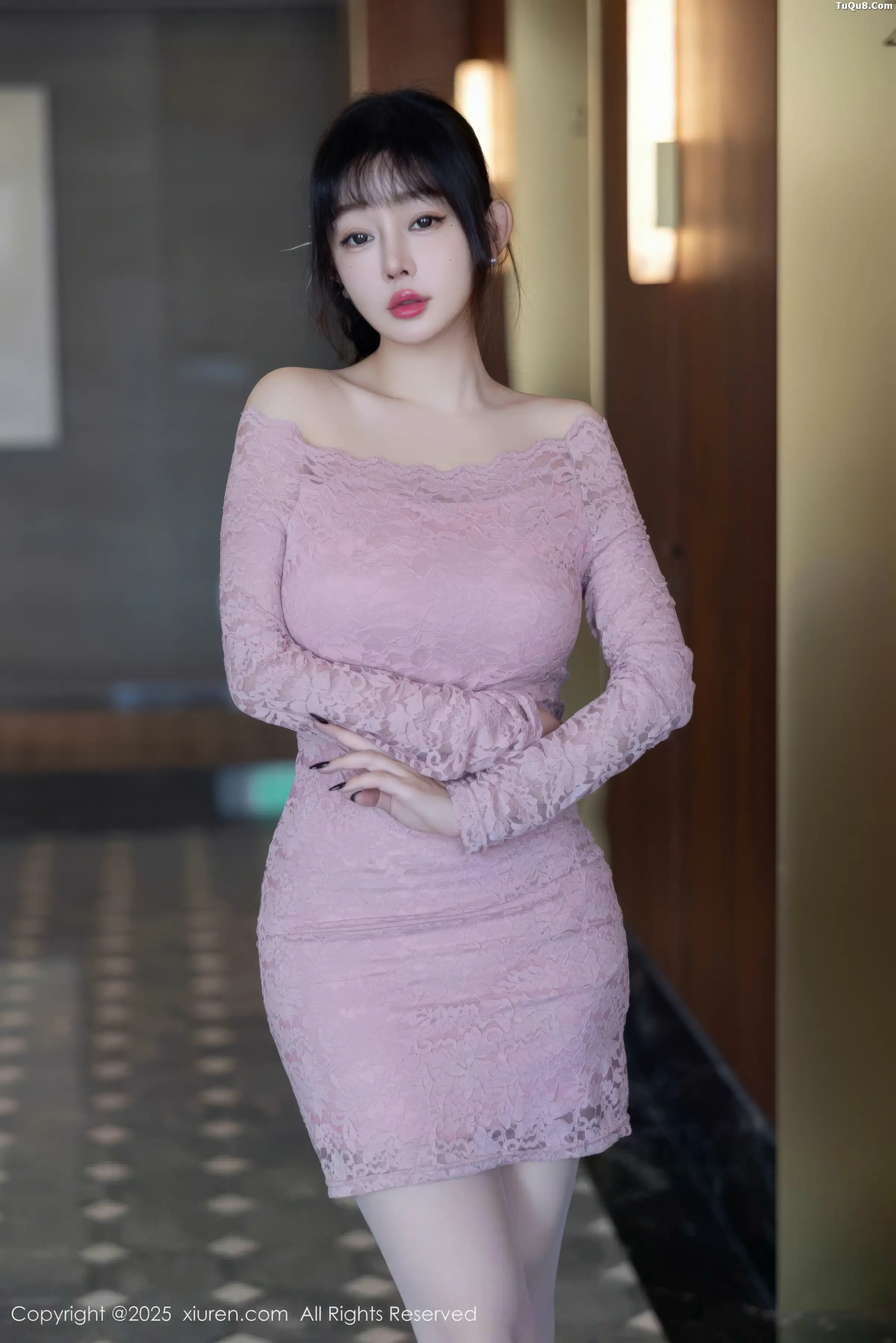 王羽纯✨性感浅色连衣短裙配原色丝袜秀曼妙身姿绝美写真 第 4 张