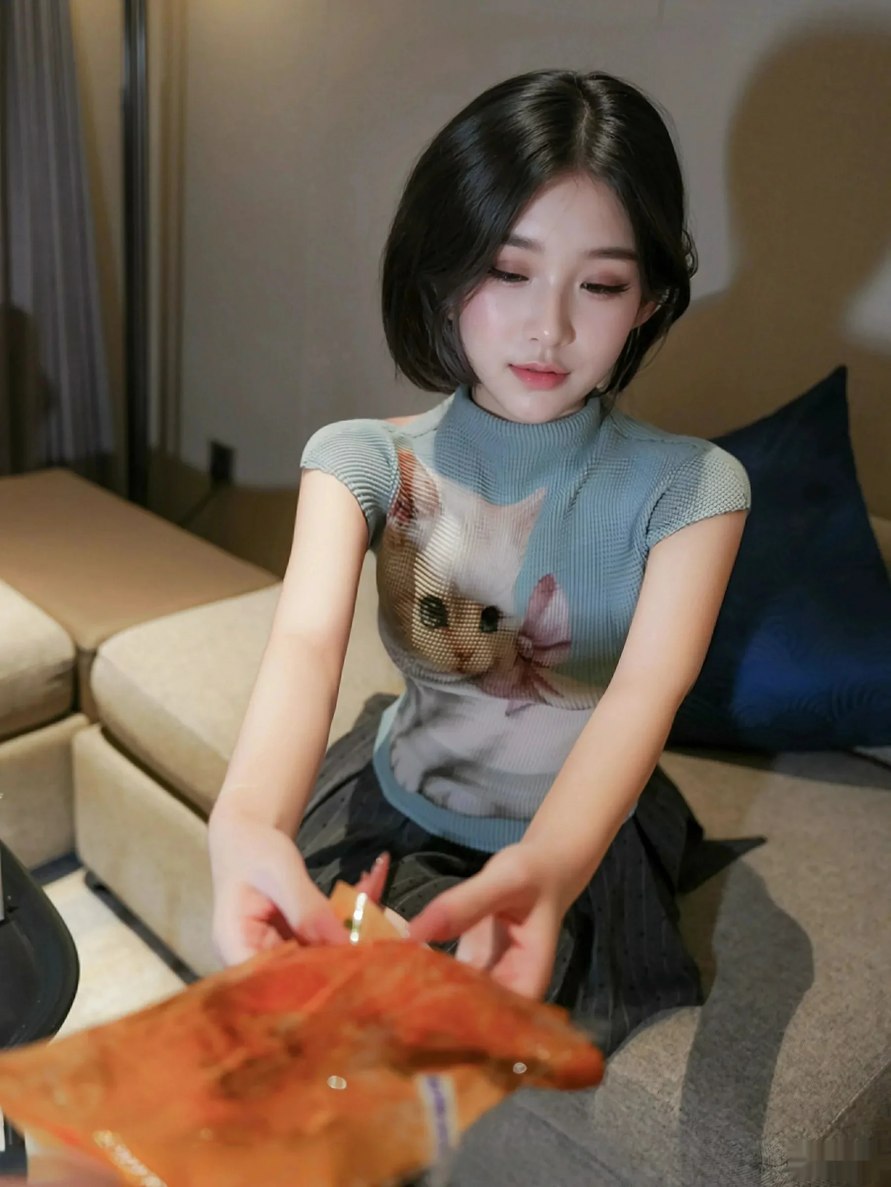 汁汁性感JK服饰露灰色内衣配白色丝袜秀曼妙身材绝美写真 第 10 张