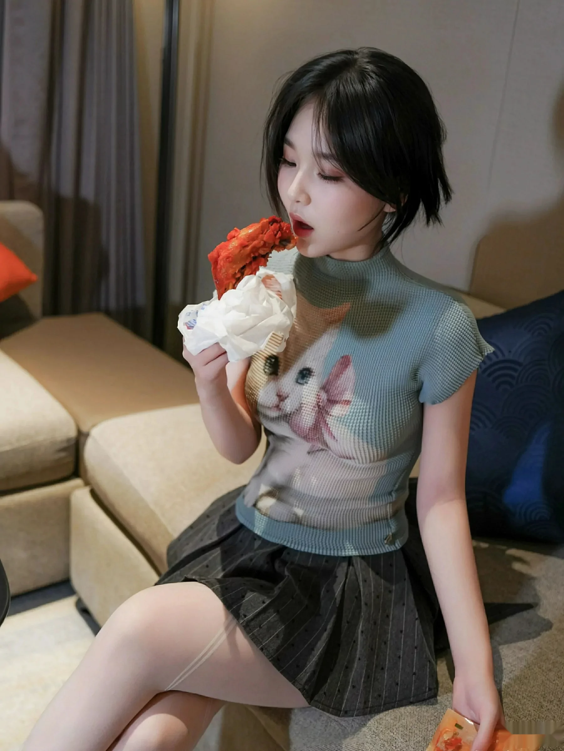汁汁性感JK服饰露灰色内衣配白色丝袜秀曼妙身材绝美写真 第 16 张