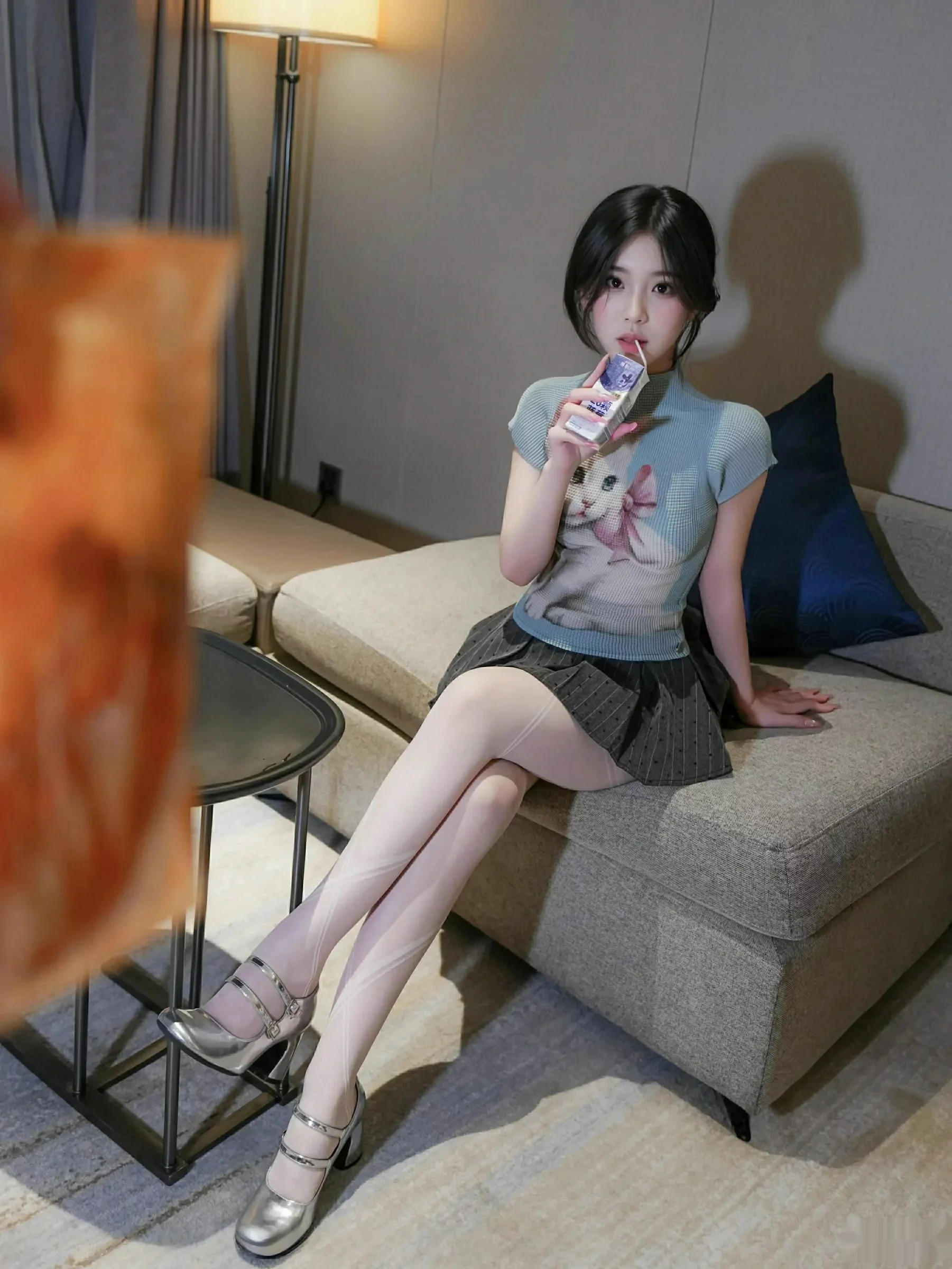 汁汁性感JK服饰露灰色内衣配白色丝袜秀曼妙身材绝美写真 第 4 张