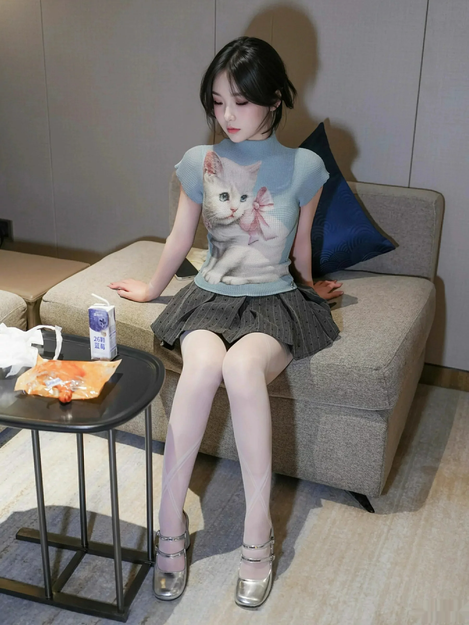 汁汁性感JK服饰露灰色内衣配白色丝袜秀曼妙身材绝美写真 第 53 张