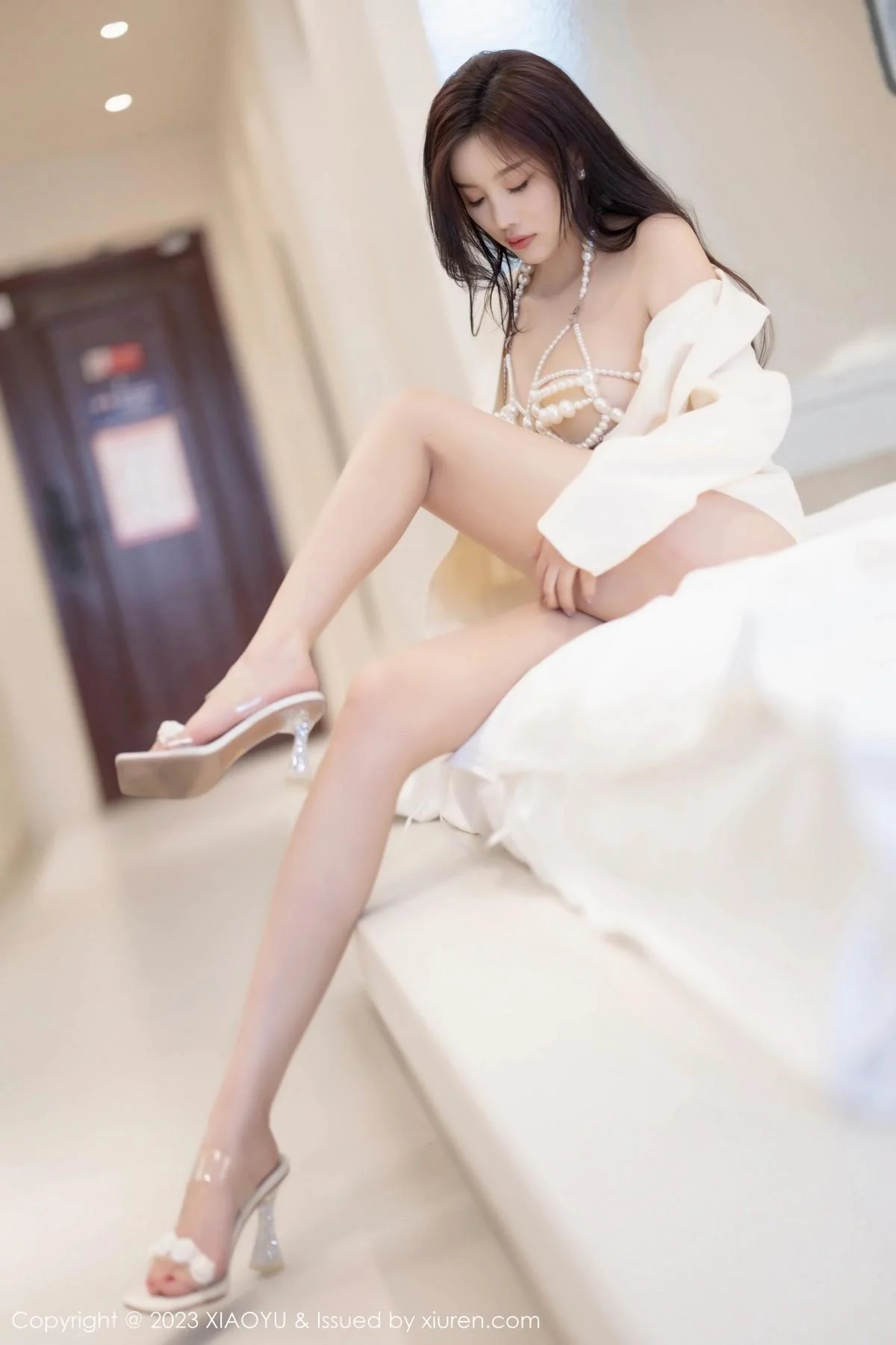 杨晨晨白色轻透蕾丝服饰+珍珠情趣内衣秀惹火身材绝美写真 第 113 张