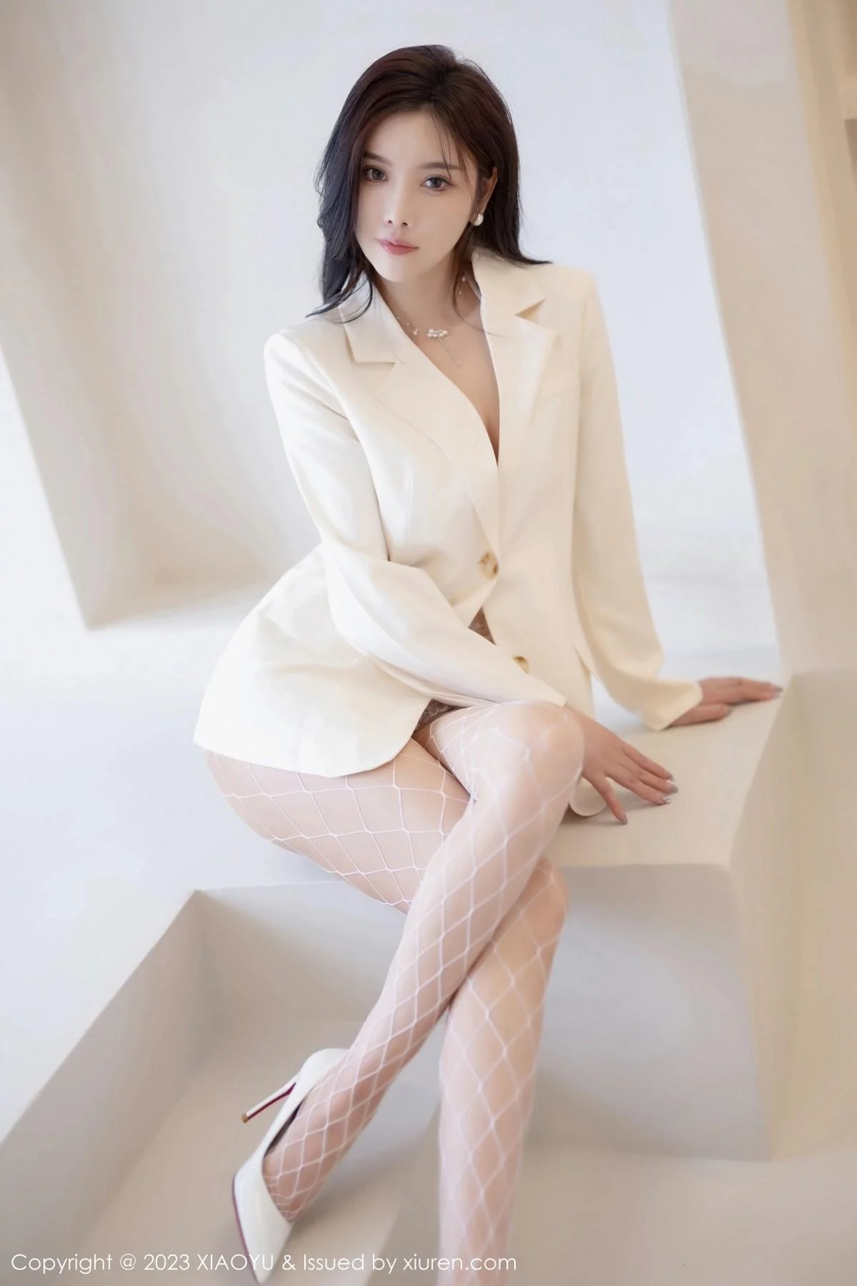 杨晨晨白色轻透蕾丝服饰+珍珠情趣内衣秀惹火身材绝美写真 第 18 张