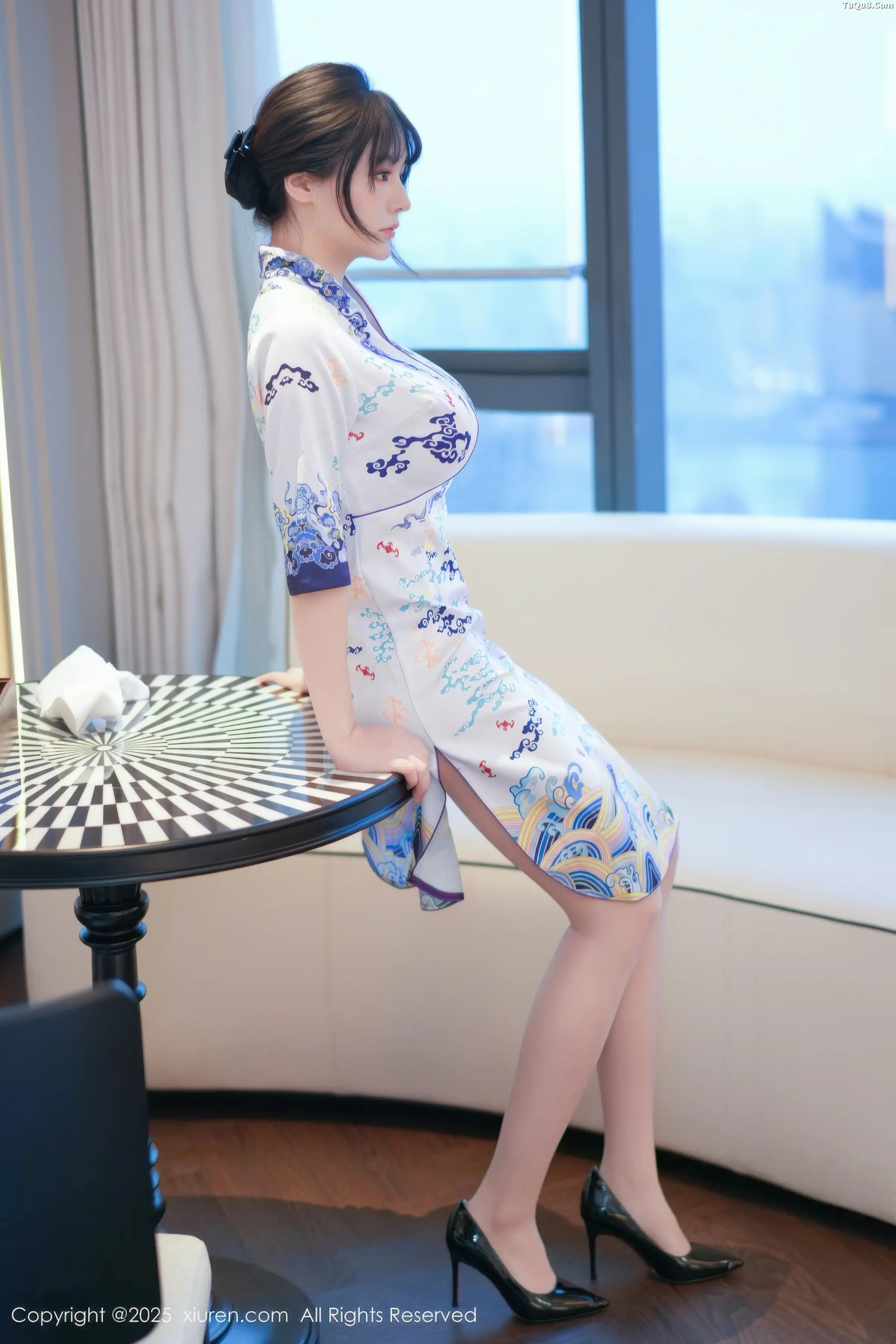 沈南汐RuRu性感浅色旗袍露白色蕾丝内衣秀凹凸身材绝美写真 第 1 张