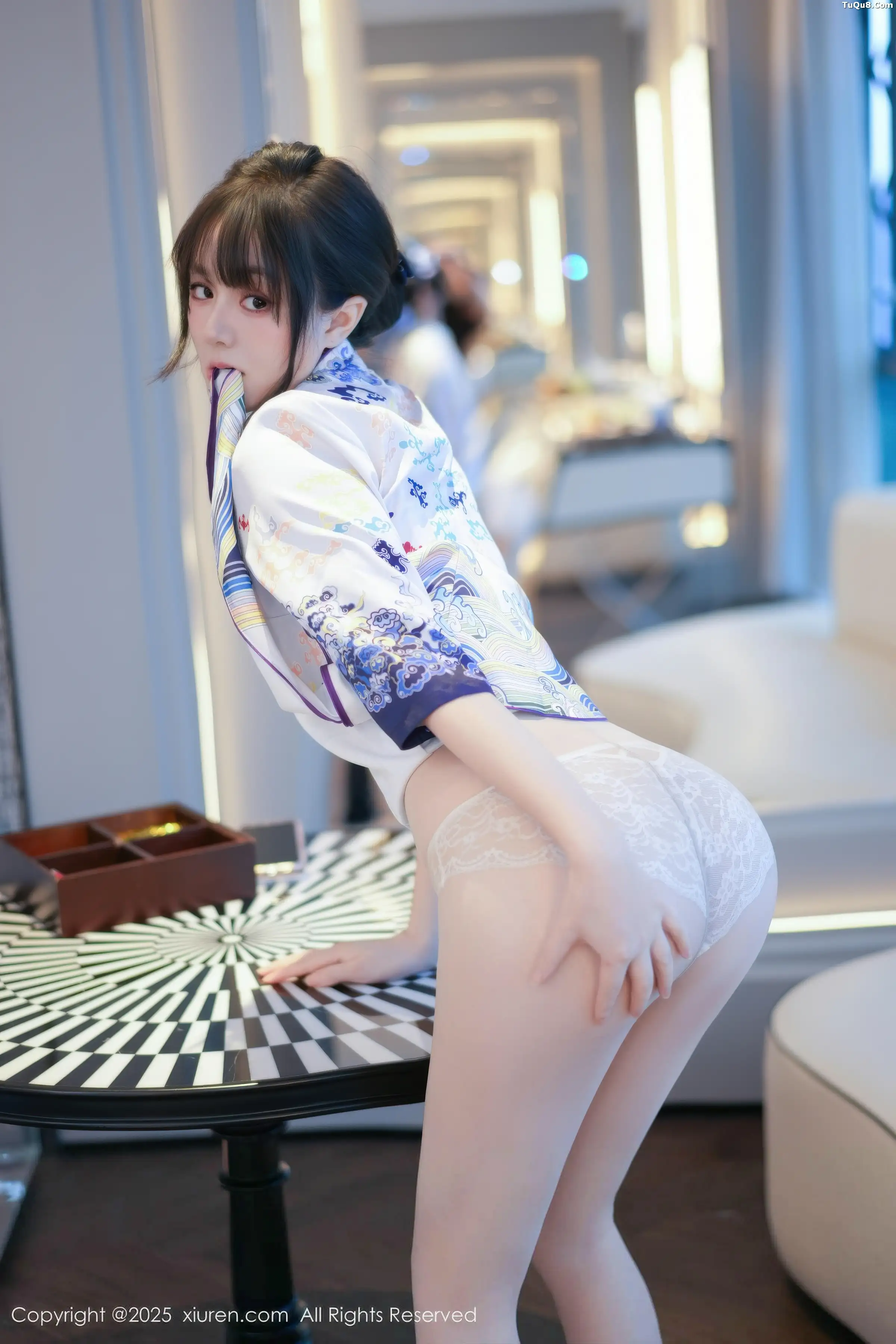 沈南汐RuRu性感浅色旗袍露白色蕾丝内衣秀凹凸身材绝美写真 第 20 张