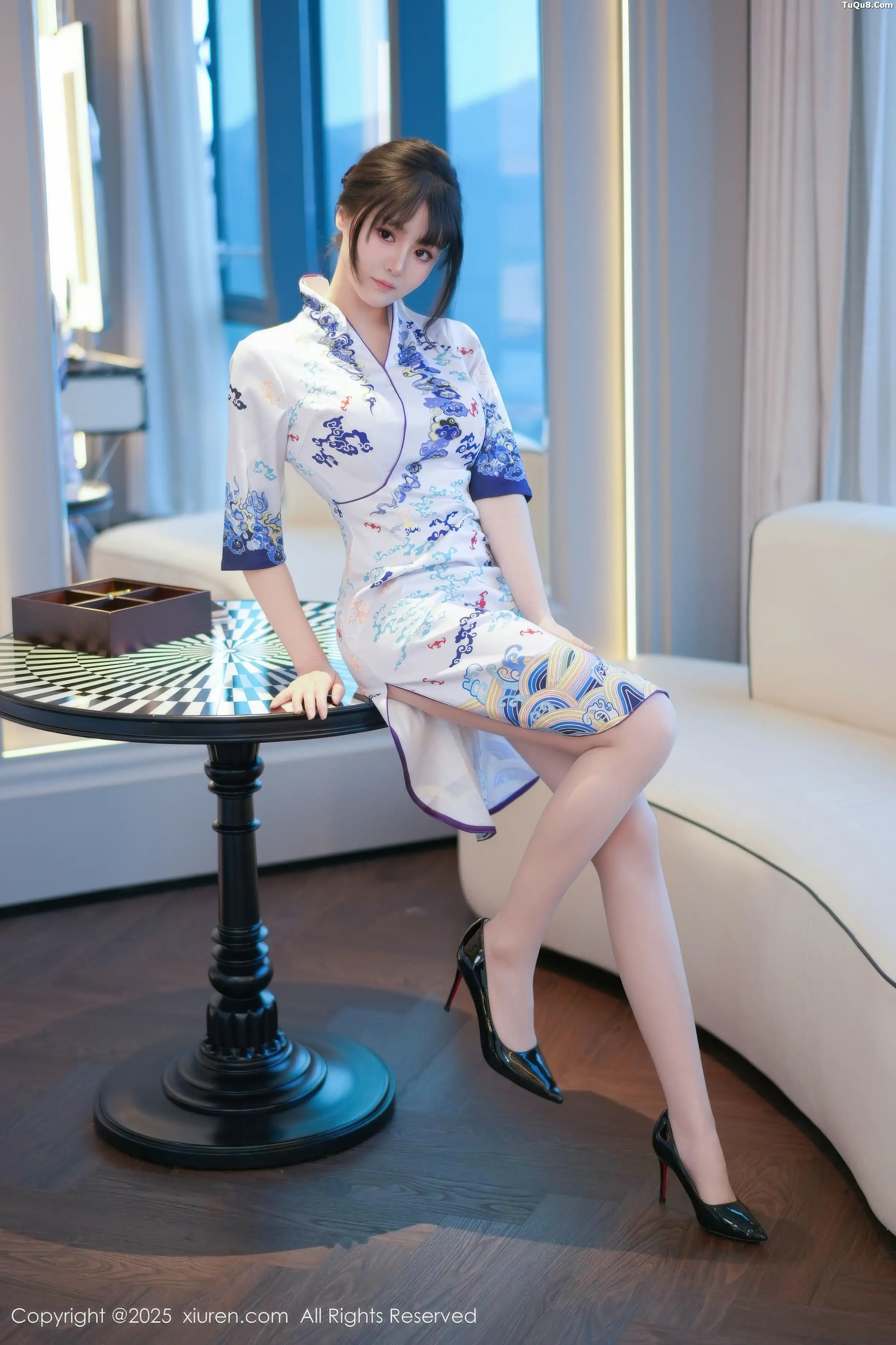 沈南汐RuRu性感浅色旗袍露白色蕾丝内衣秀凹凸身材绝美写真 第 3 张
