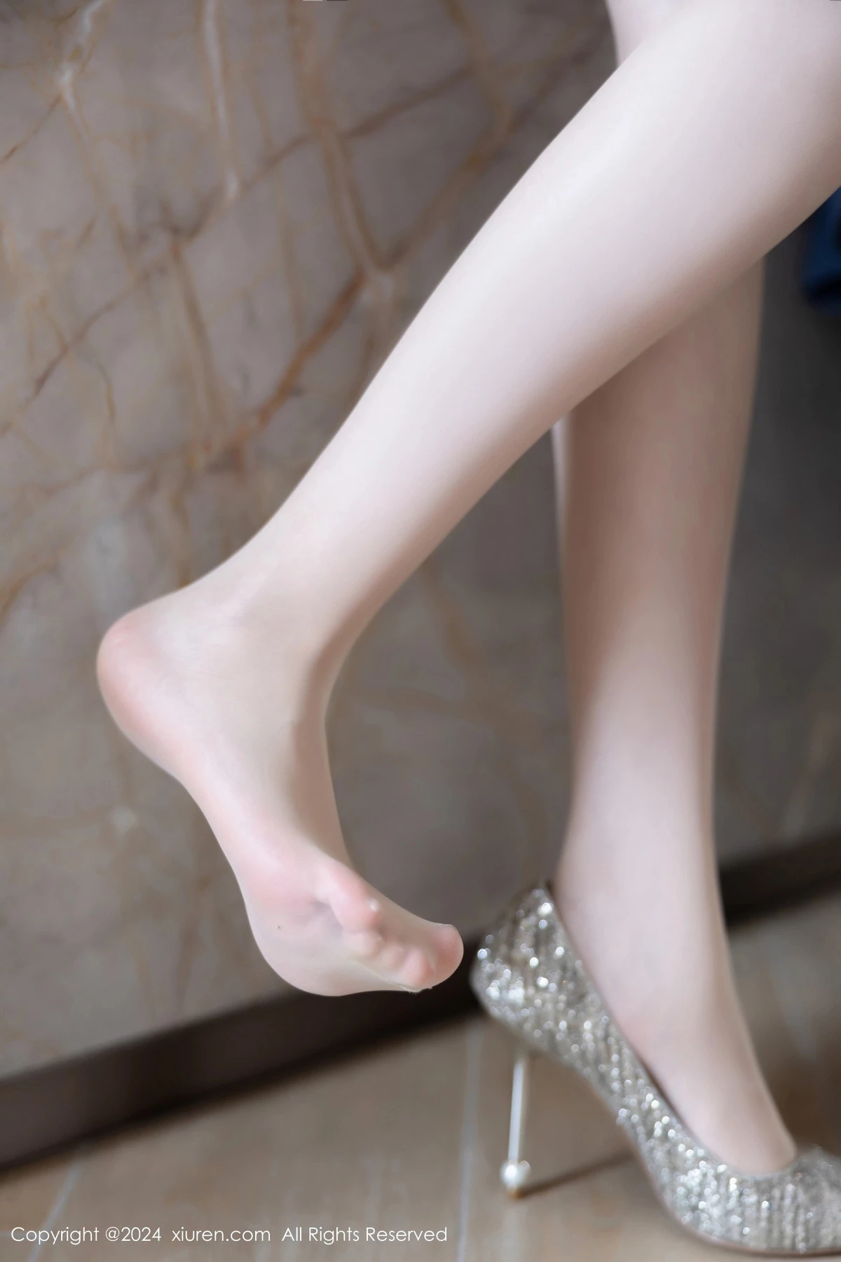 徐莉芝Booty性感露背连衣短裙配肉丝袜秀曼妙身姿绝美写真 第 26 张