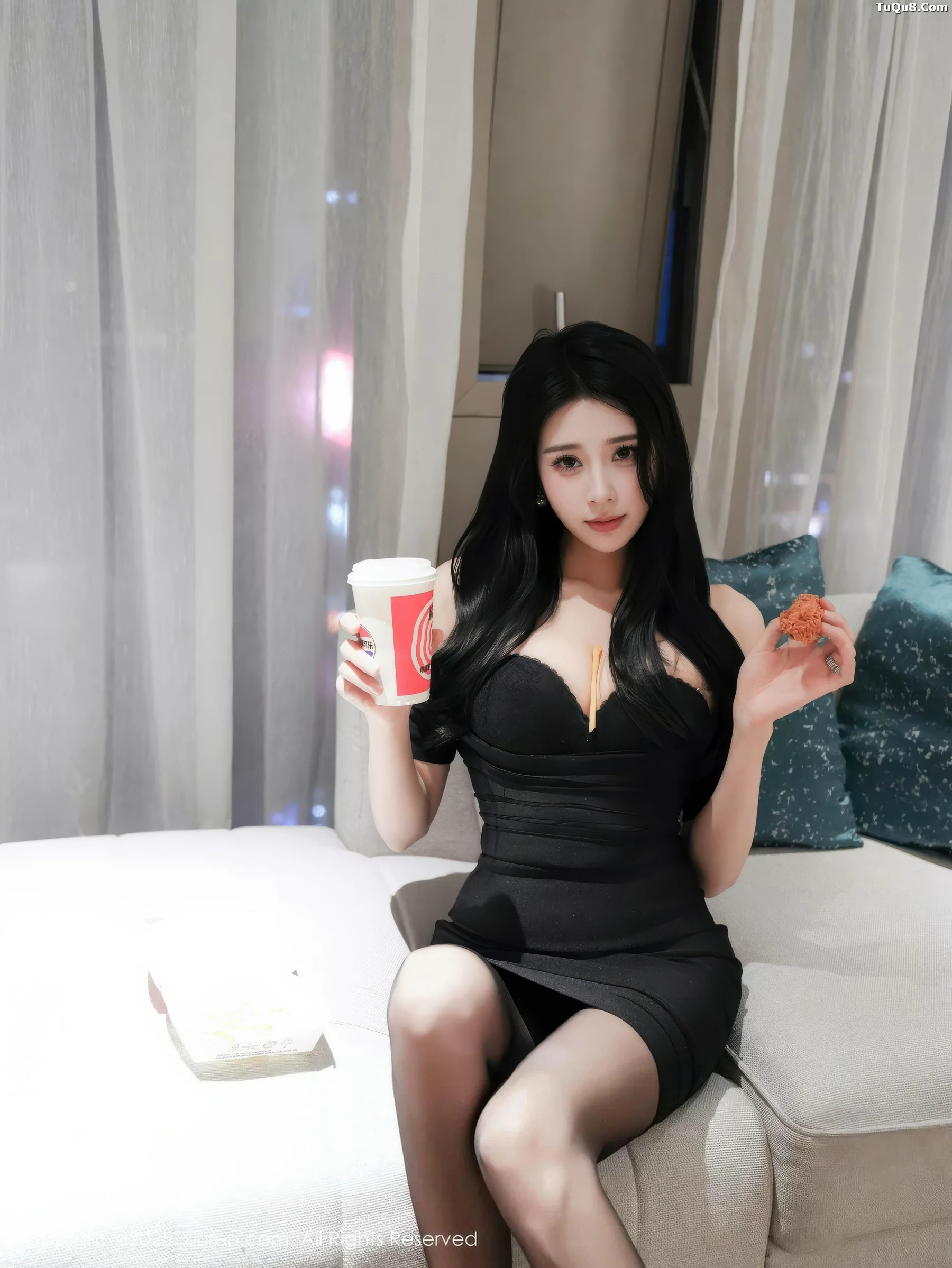 椰汁糯米姬性感黑色连衣短裙配超薄黑丝秀美腿绝美写真 第 25 张
