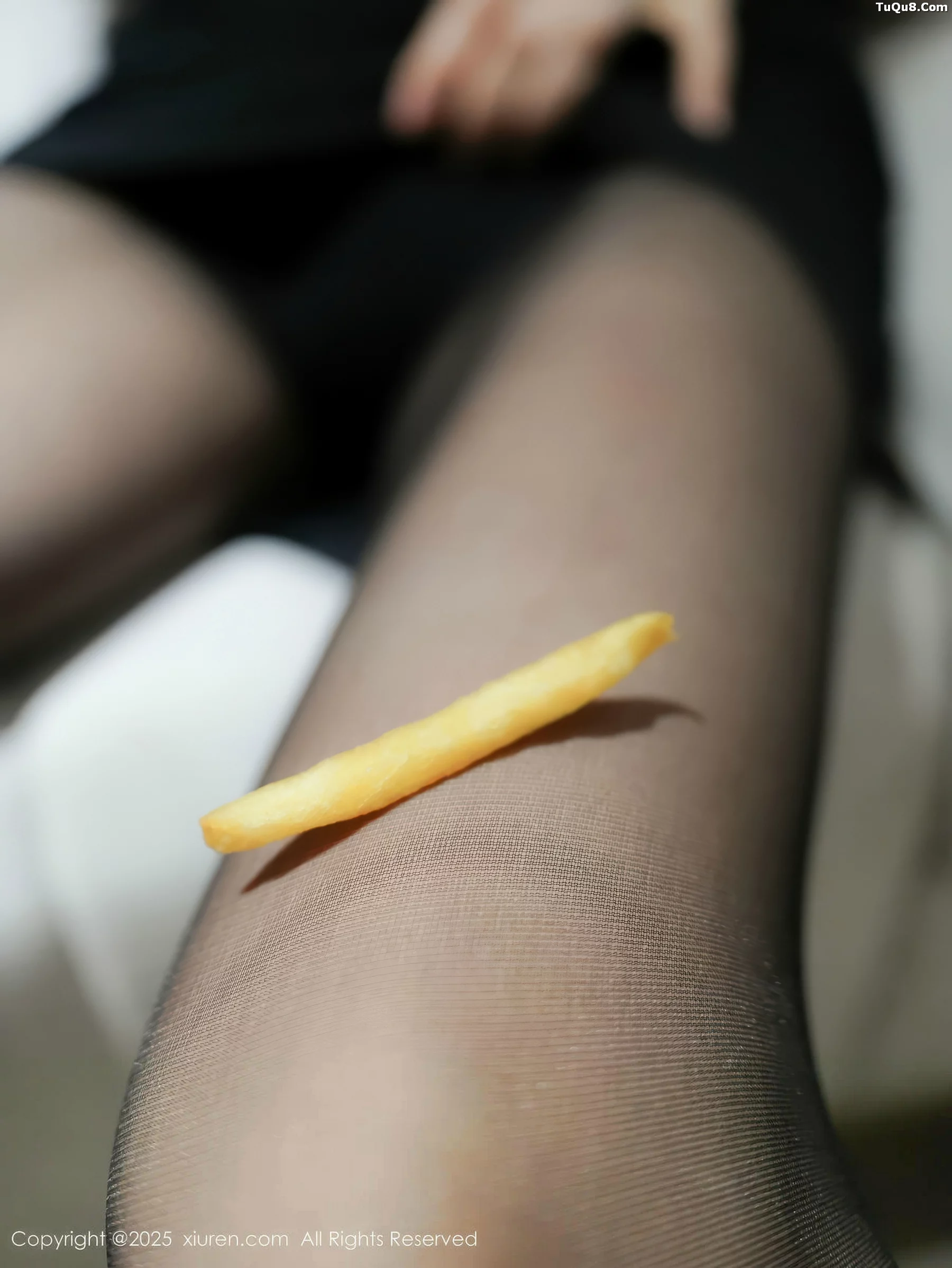 椰汁糯米姬性感黑色连衣短裙配超薄黑丝秀美腿绝美写真 第 27 张