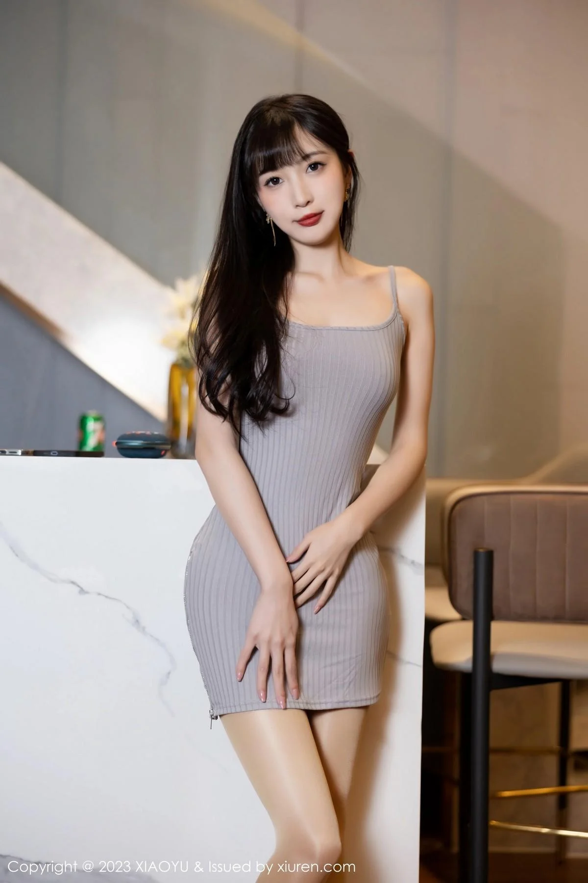 林星阑性感灰色吊带裙配超薄无内肉丝秀曼妙身姿绝美写真 第 2 张