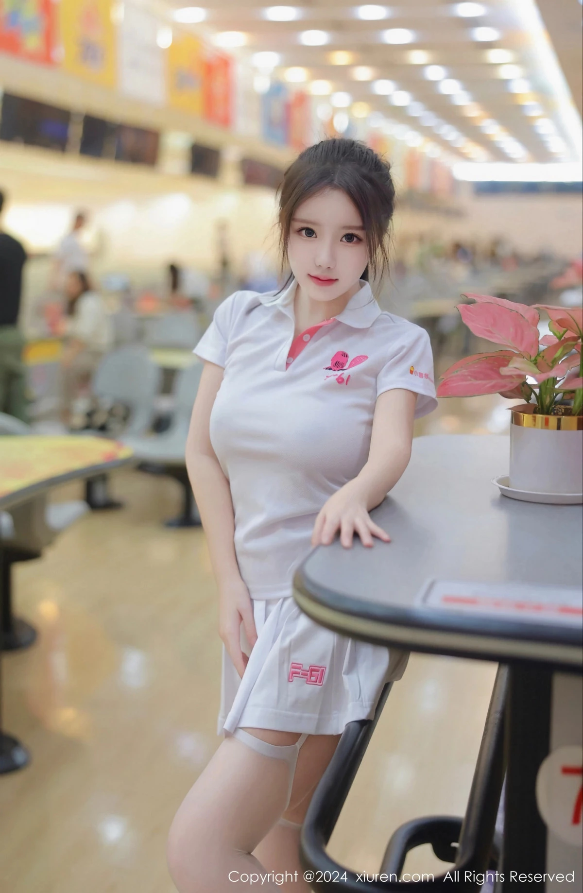 小薯条nienie球馆场景性感运动短裙套装秀丰腴身材绝美写真 第 1 张