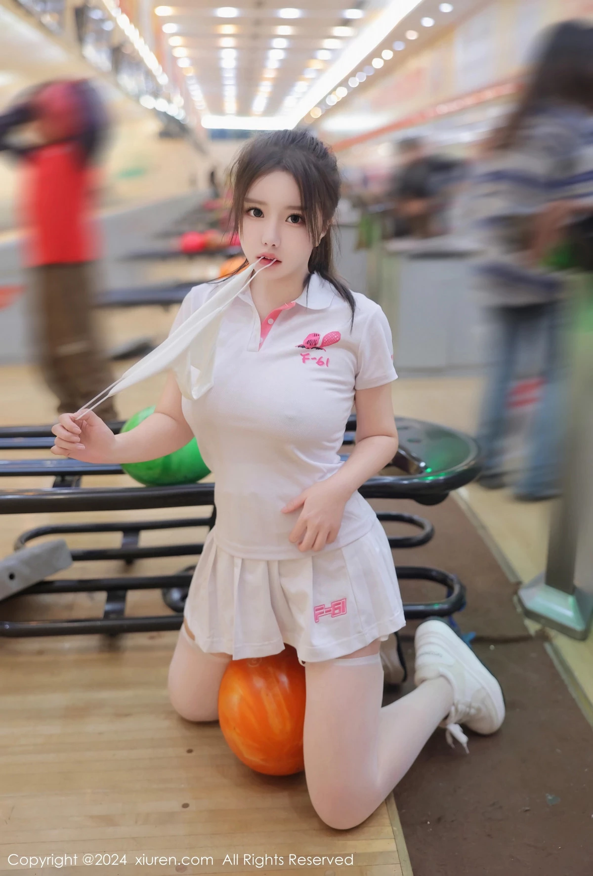 小薯条nienie球馆场景性感运动短裙套装秀丰腴身材绝美写真 第 10 张