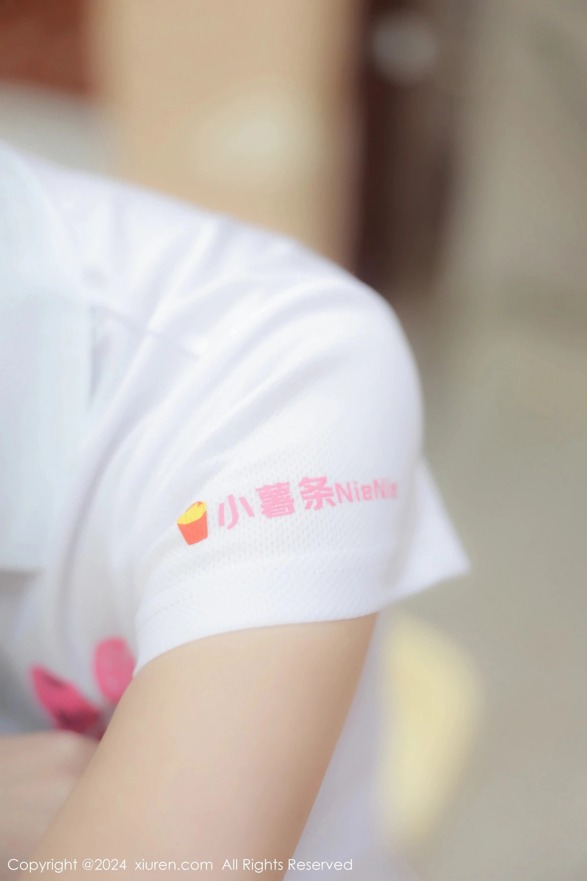 小薯条nienie球馆场景性感运动短裙套装秀丰腴身材绝美写真 第 17 张