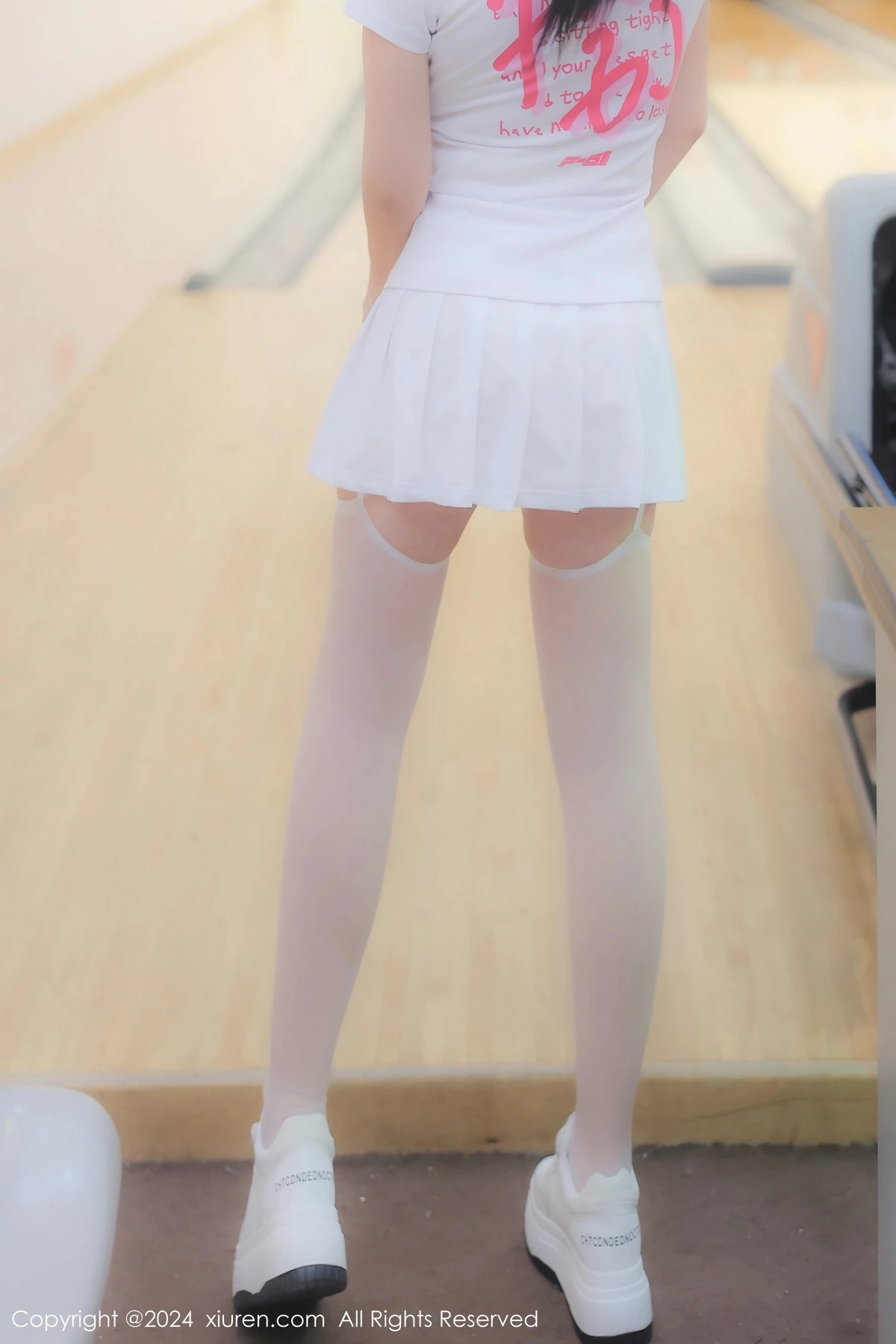 小薯条nienie球馆场景性感运动短裙套装秀丰腴身材绝美写真 第 2 张
