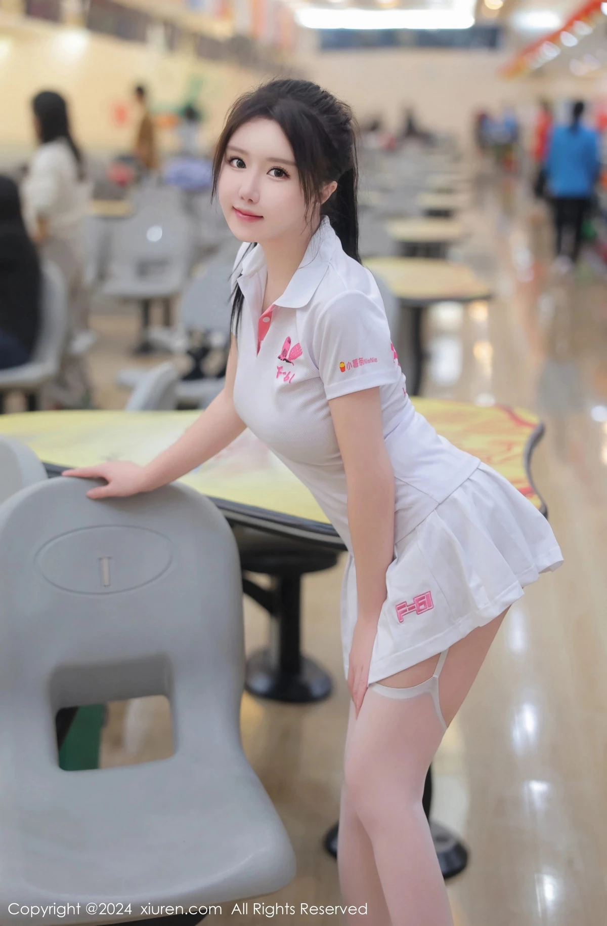 小薯条nienie球馆场景性感运动短裙套装秀丰腴身材绝美写真 第 24 张