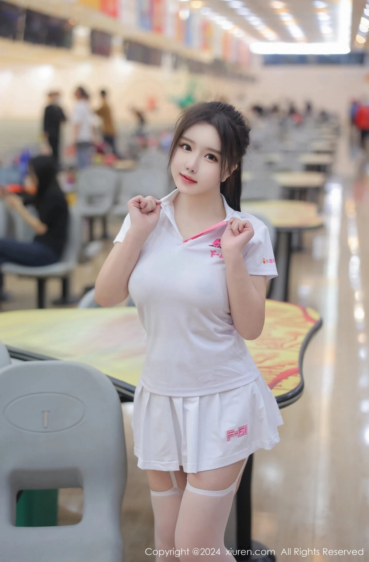 小薯条nienie球馆场景性感运动短裙套装秀丰腴身材绝美写真 第 26 张