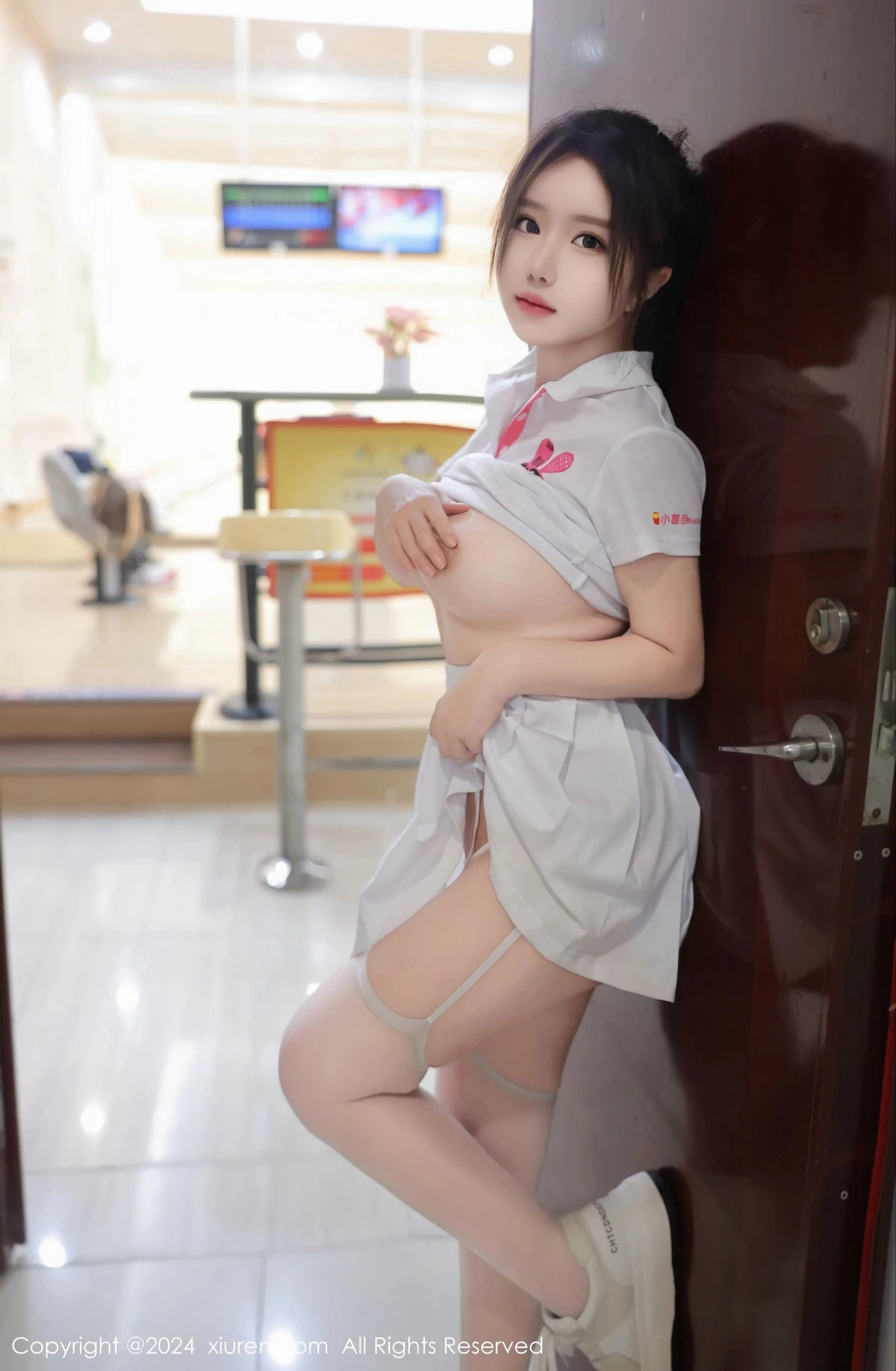 小薯条nienie球馆场景性感运动短裙套装秀丰腴身材绝美写真 第 31 张