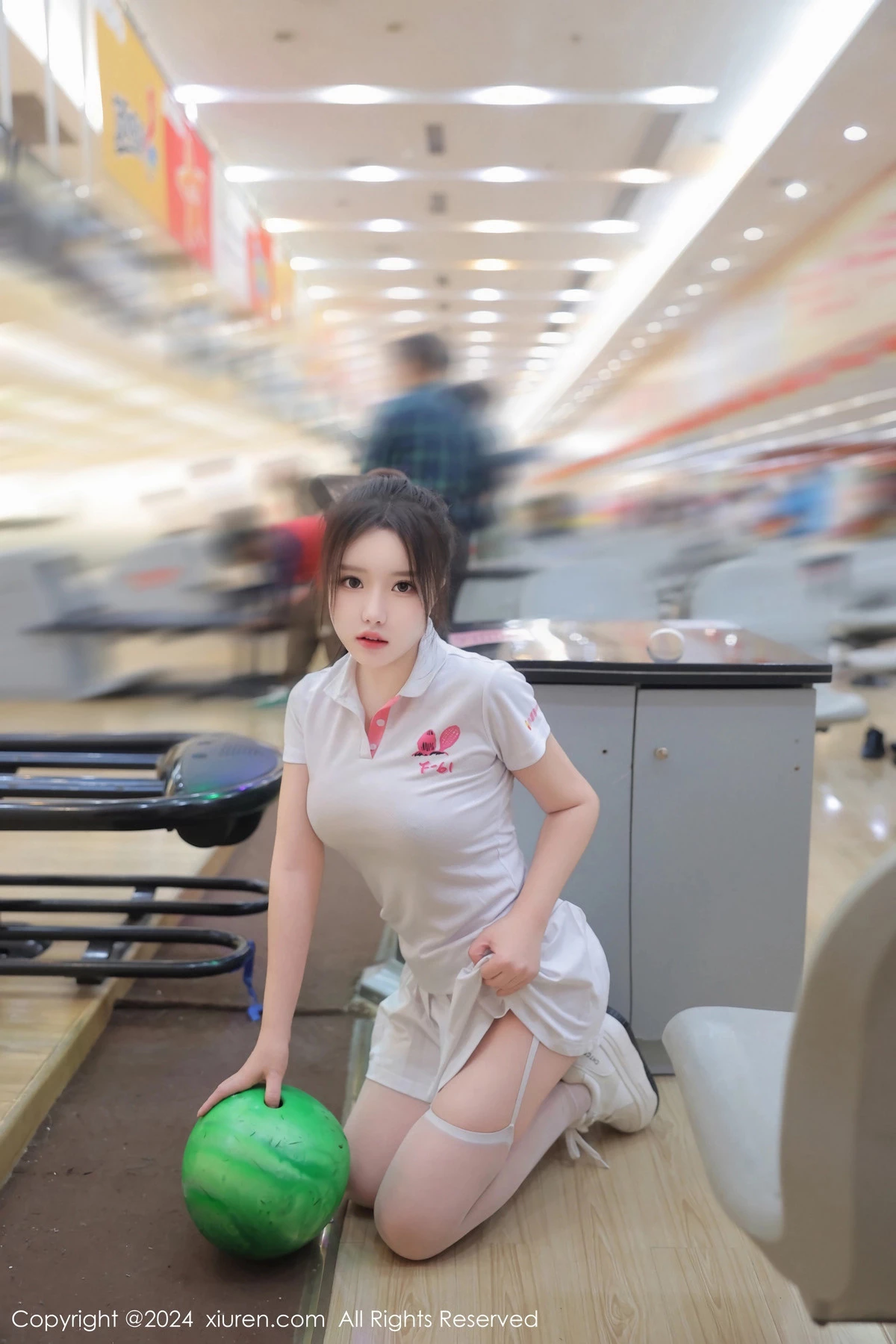 小薯条nienie球馆场景性感运动短裙套装秀丰腴身材绝美写真 第 35 张