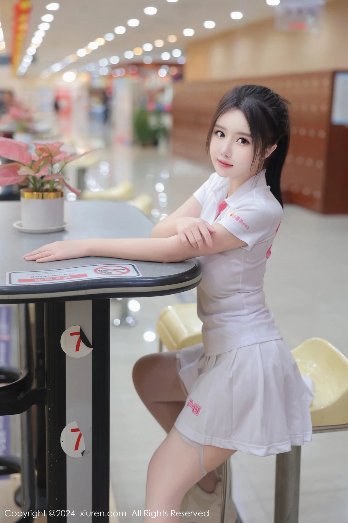 小薯条nienie球馆场景性感运动短裙套装秀丰腴身材绝美写真 第 36 张