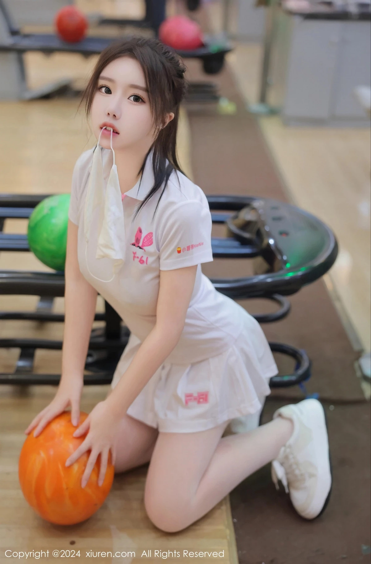 小薯条nienie球馆场景性感运动短裙套装秀丰腴身材绝美写真 第 4 张
