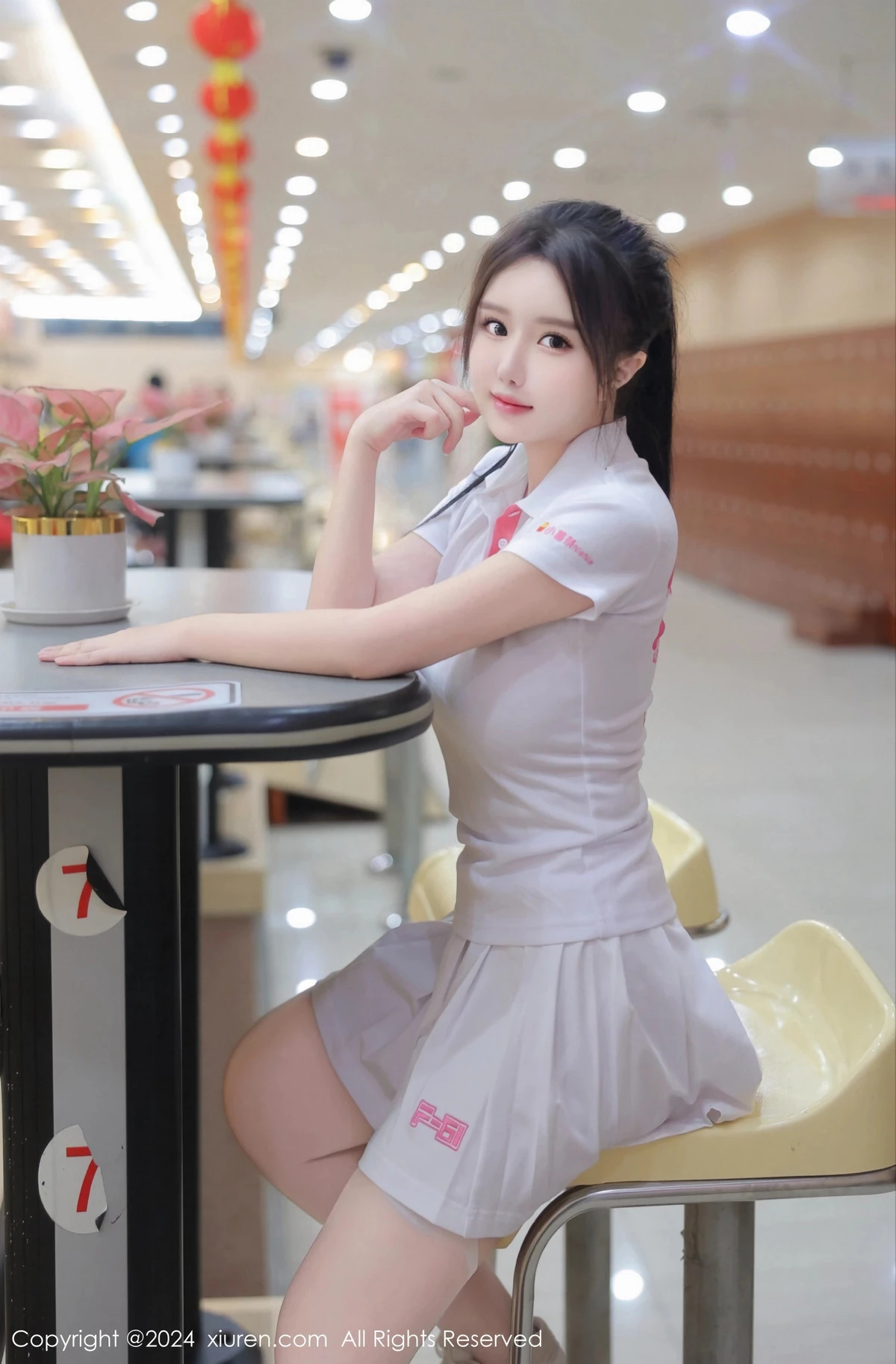 小薯条nienie球馆场景性感运动短裙套装秀丰腴身材绝美写真 第 43 张