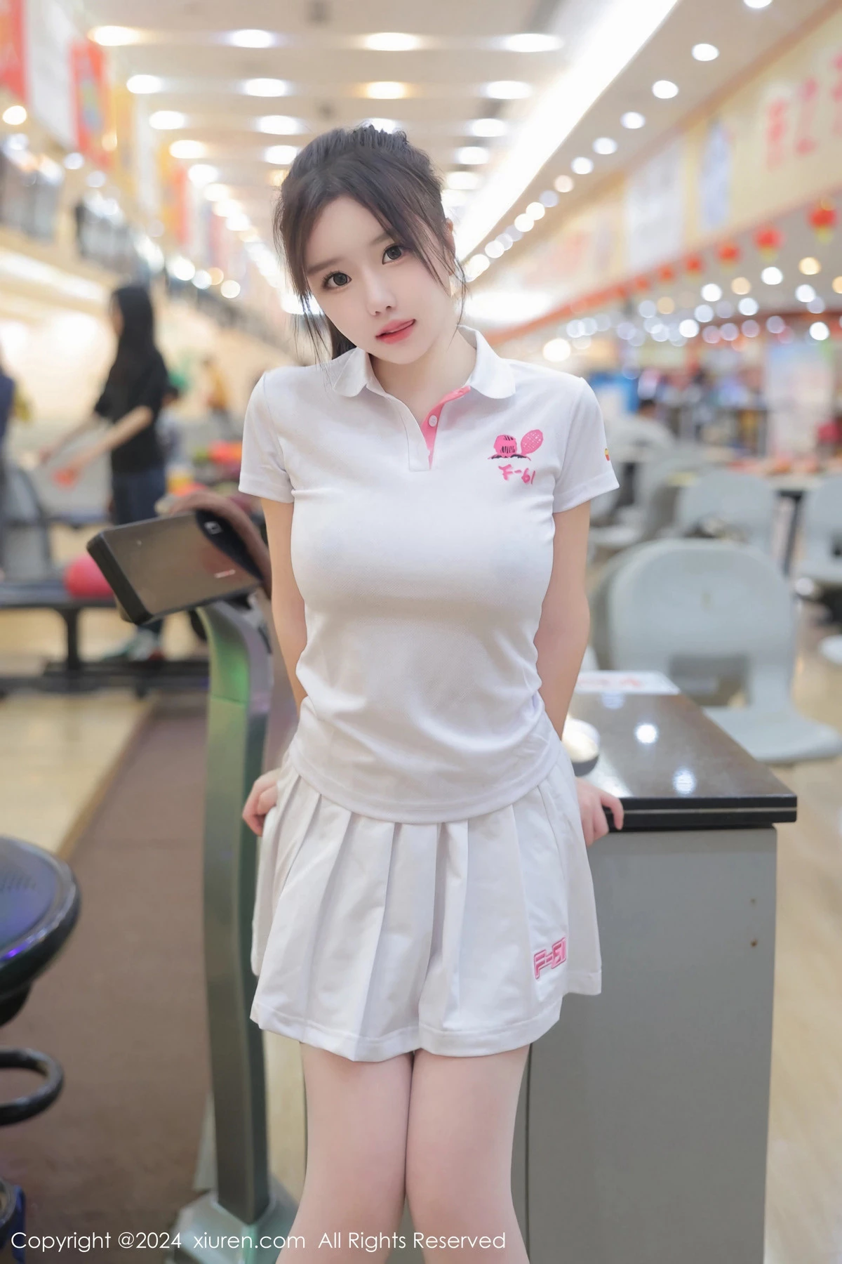 小薯条nienie球馆场景性感运动短裙套装秀丰腴身材绝美写真 第 56 张