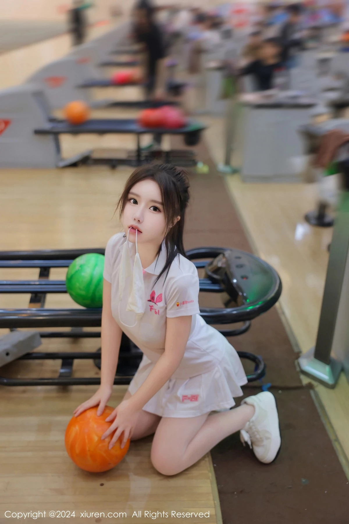 小薯条nienie球馆场景性感运动短裙套装秀丰腴身材绝美写真 第 6 张
