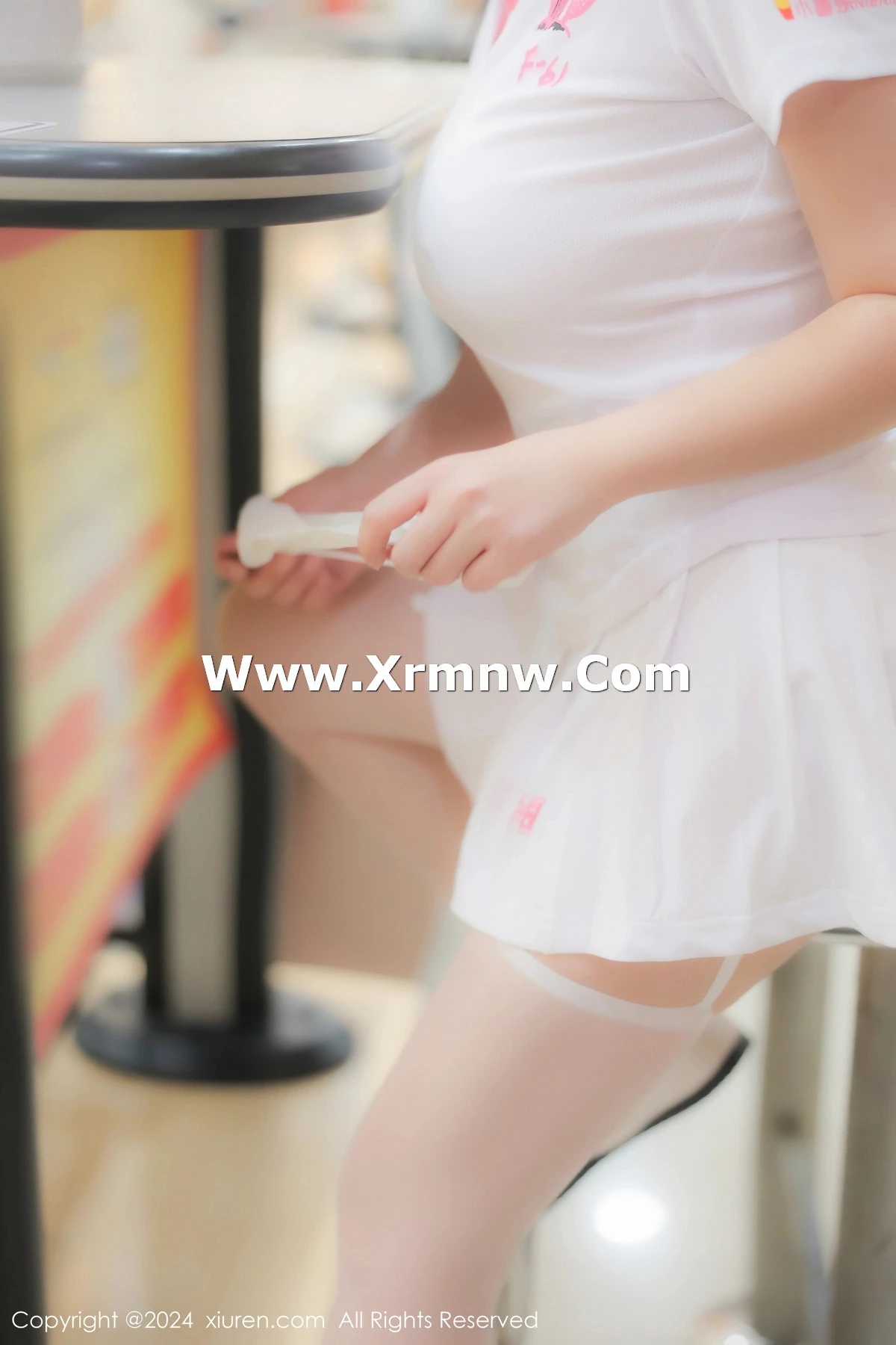 小薯条nienie球馆场景性感运动短裙套装秀丰腴身材绝美写真 第 60 张