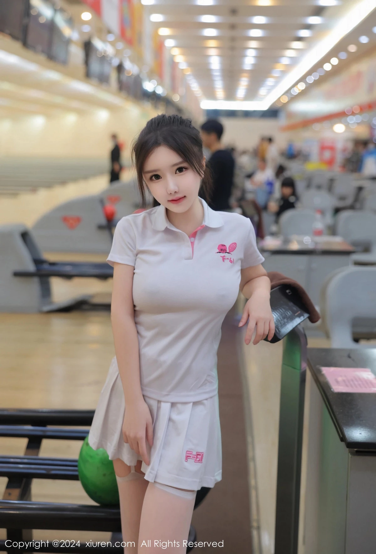 小薯条nienie球馆场景性感运动短裙套装秀丰腴身材绝美写真 第 61 张