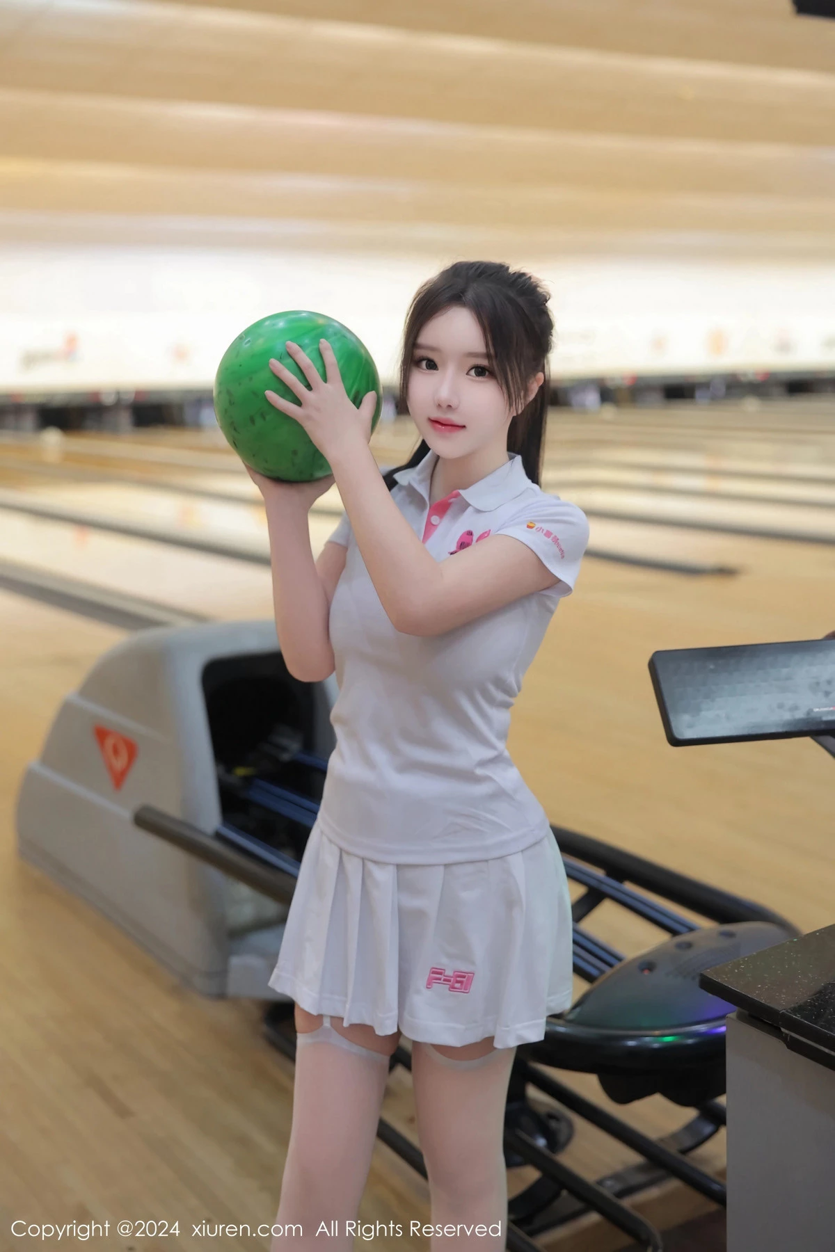 小薯条nienie球馆场景性感运动短裙套装秀丰腴身材绝美写真 第 63 张
