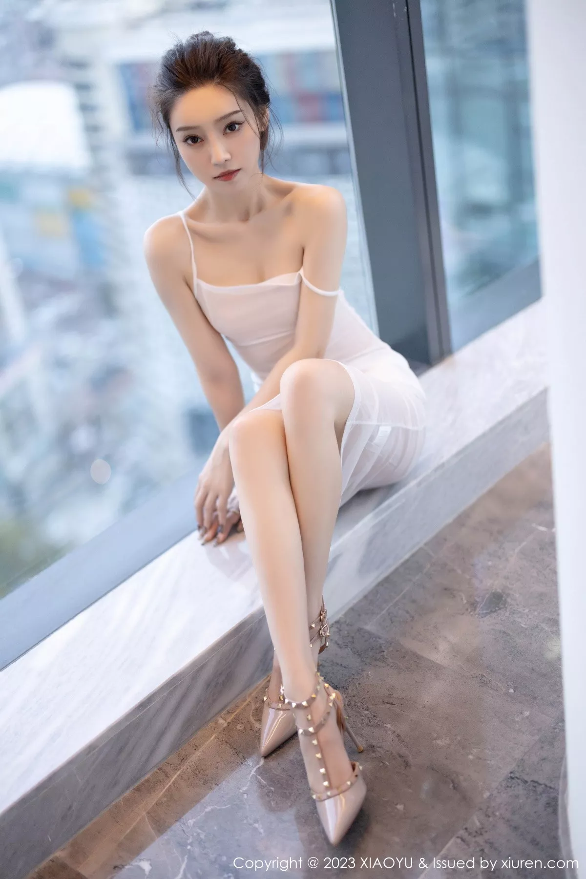 苏曼兮性感米色服饰配白色丝袜+白色薄纱长裙迷人绝美写真 第 101 张