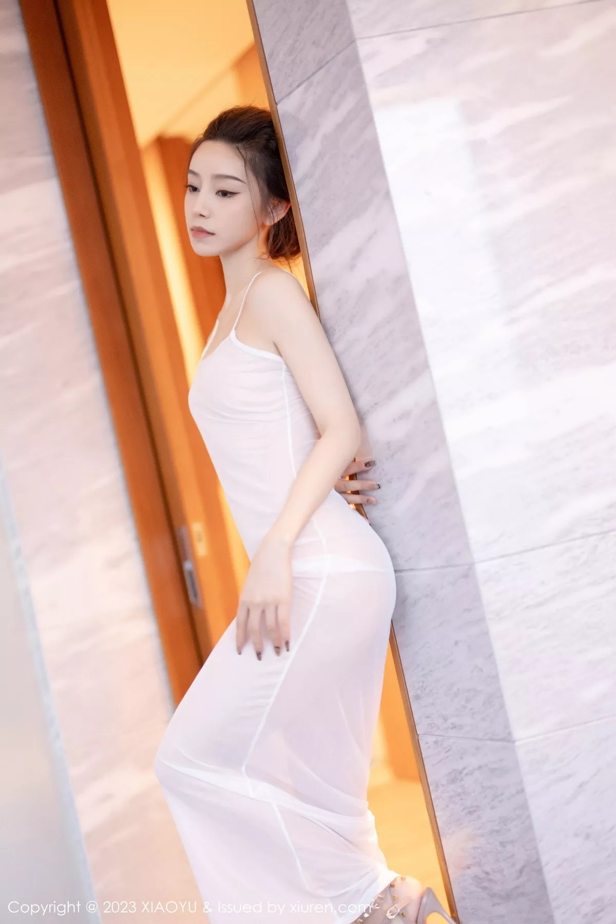 苏曼兮性感米色服饰配白色丝袜+白色薄纱长裙迷人绝美写真 第 116 张