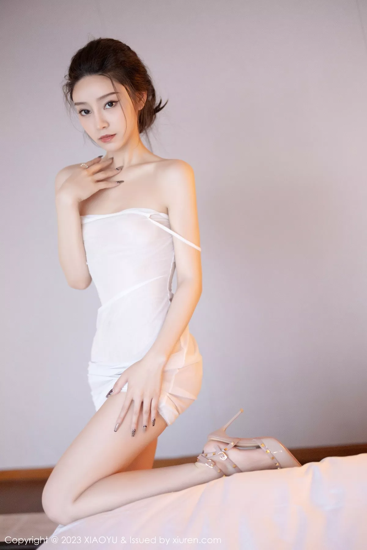 苏曼兮性感米色服饰配白色丝袜+白色薄纱长裙迷人绝美写真 第 131 张