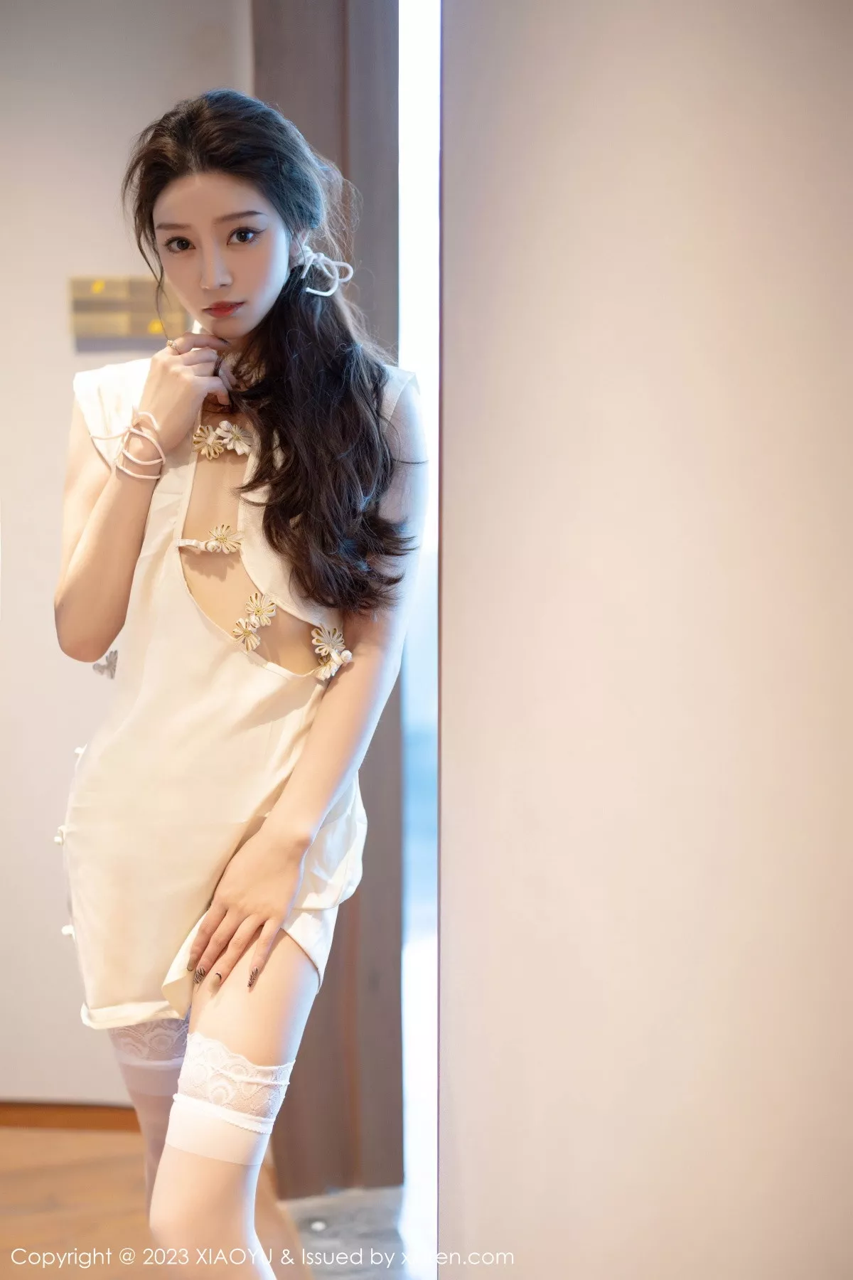 苏曼兮性感米色服饰配白色丝袜+白色薄纱长裙迷人绝美写真 第 2 张