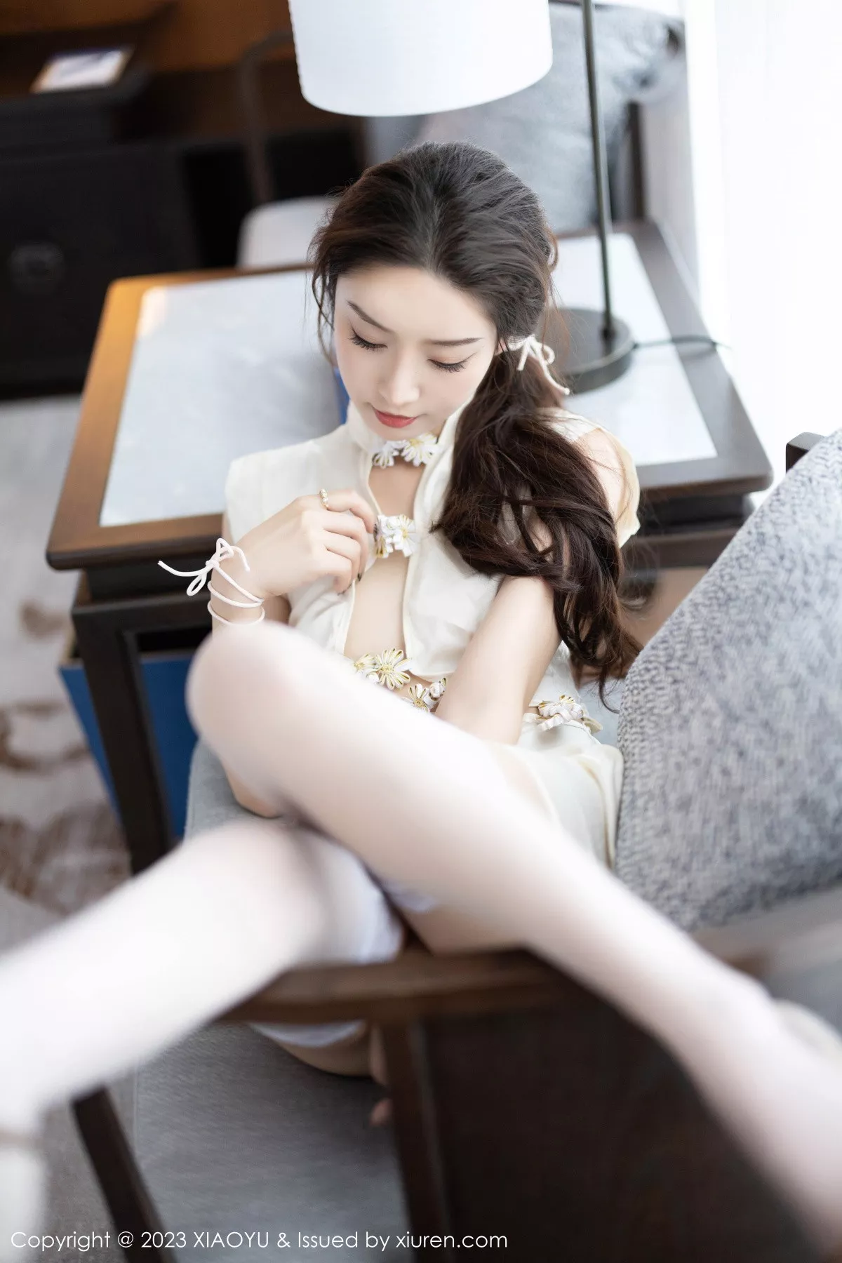 苏曼兮性感米色服饰配白色丝袜+白色薄纱长裙迷人绝美写真 第 20 张