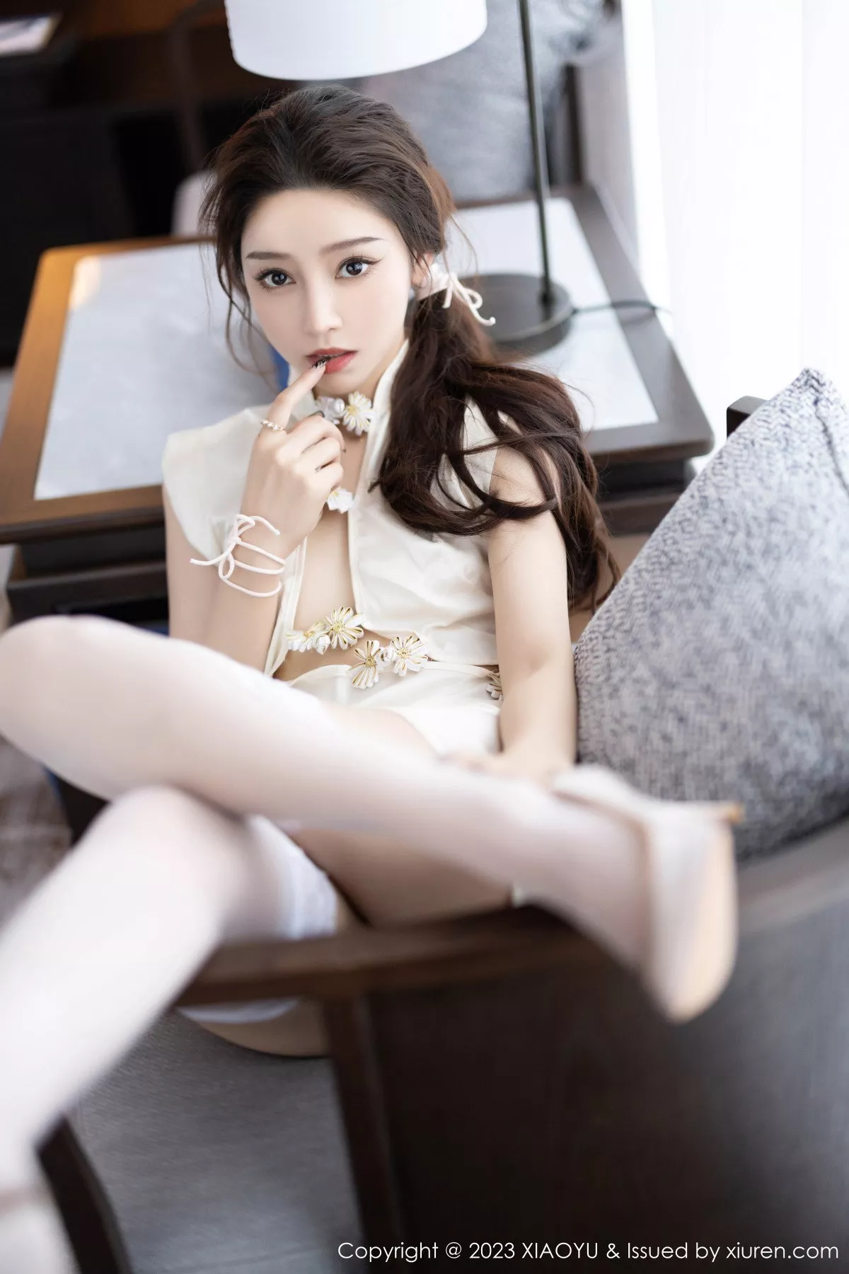 苏曼兮性感米色服饰配白色丝袜+白色薄纱长裙迷人绝美写真 第 22 张