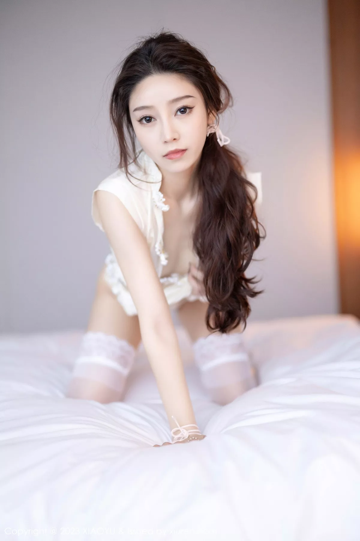 苏曼兮性感米色服饰配白色丝袜+白色薄纱长裙迷人绝美写真 第 46 张