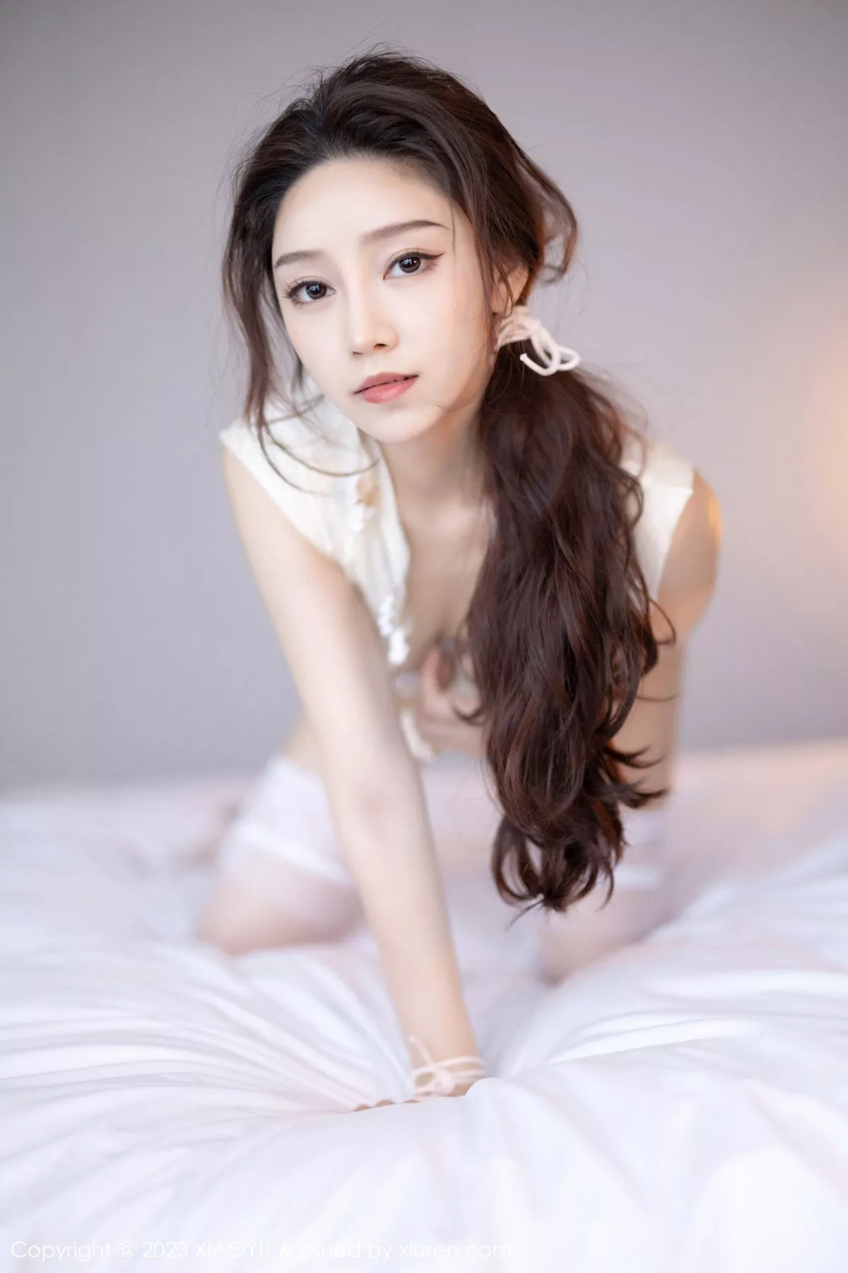 苏曼兮性感米色服饰配白色丝袜+白色薄纱长裙迷人绝美写真 第 47 张