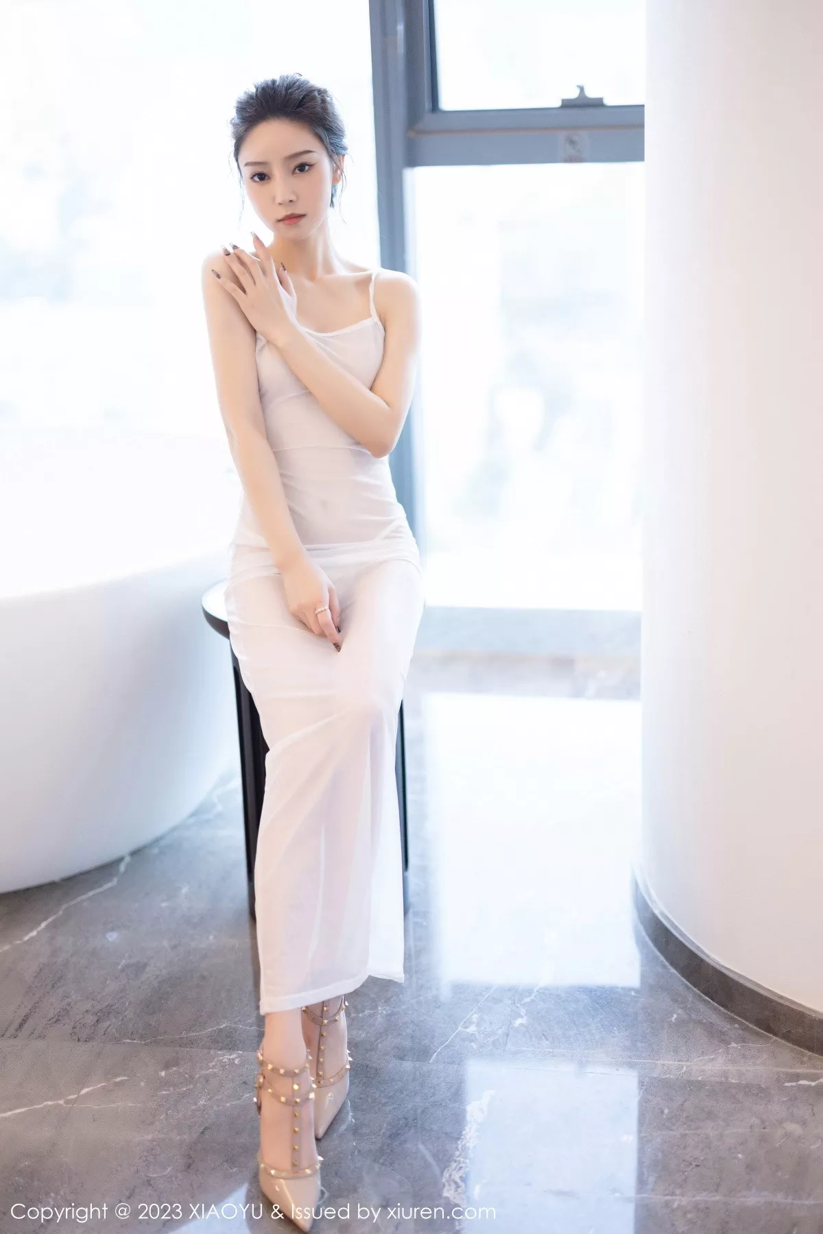 苏曼兮性感米色服饰配白色丝袜+白色薄纱长裙迷人绝美写真 第 64 张