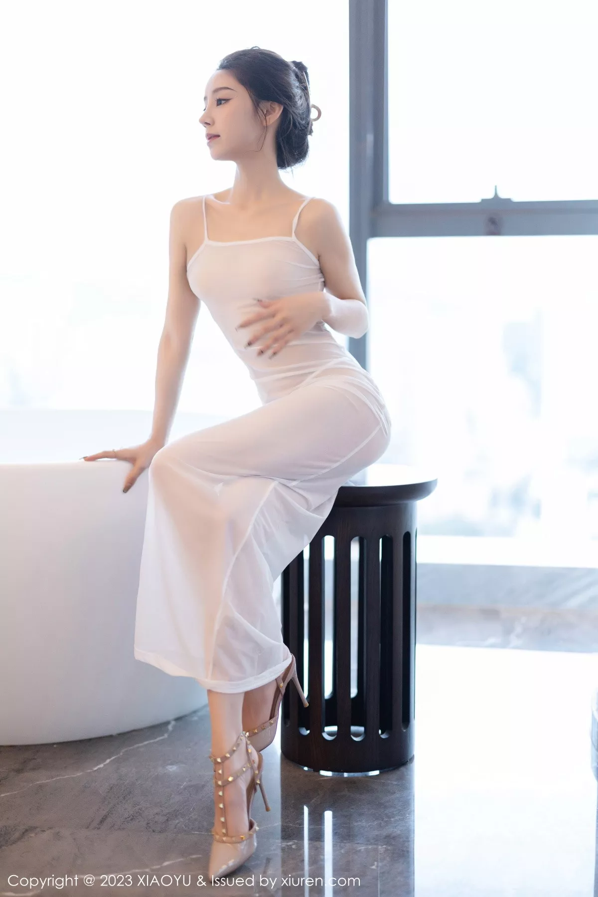 苏曼兮性感米色服饰配白色丝袜+白色薄纱长裙迷人绝美写真 第 69 张