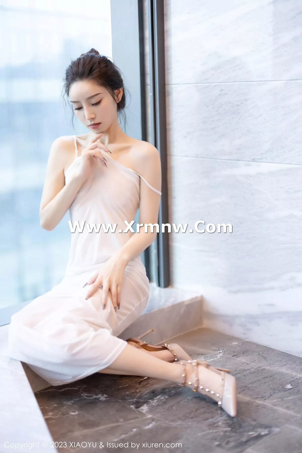 苏曼兮性感米色服饰配白色丝袜+白色薄纱长裙迷人绝美写真 第 87 张