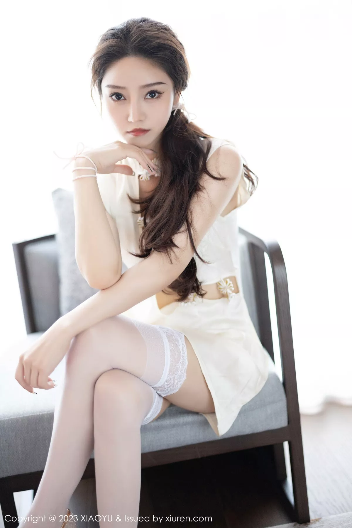 苏曼兮性感米色服饰配白色丝袜+白色薄纱长裙迷人绝美写真 第 9 张