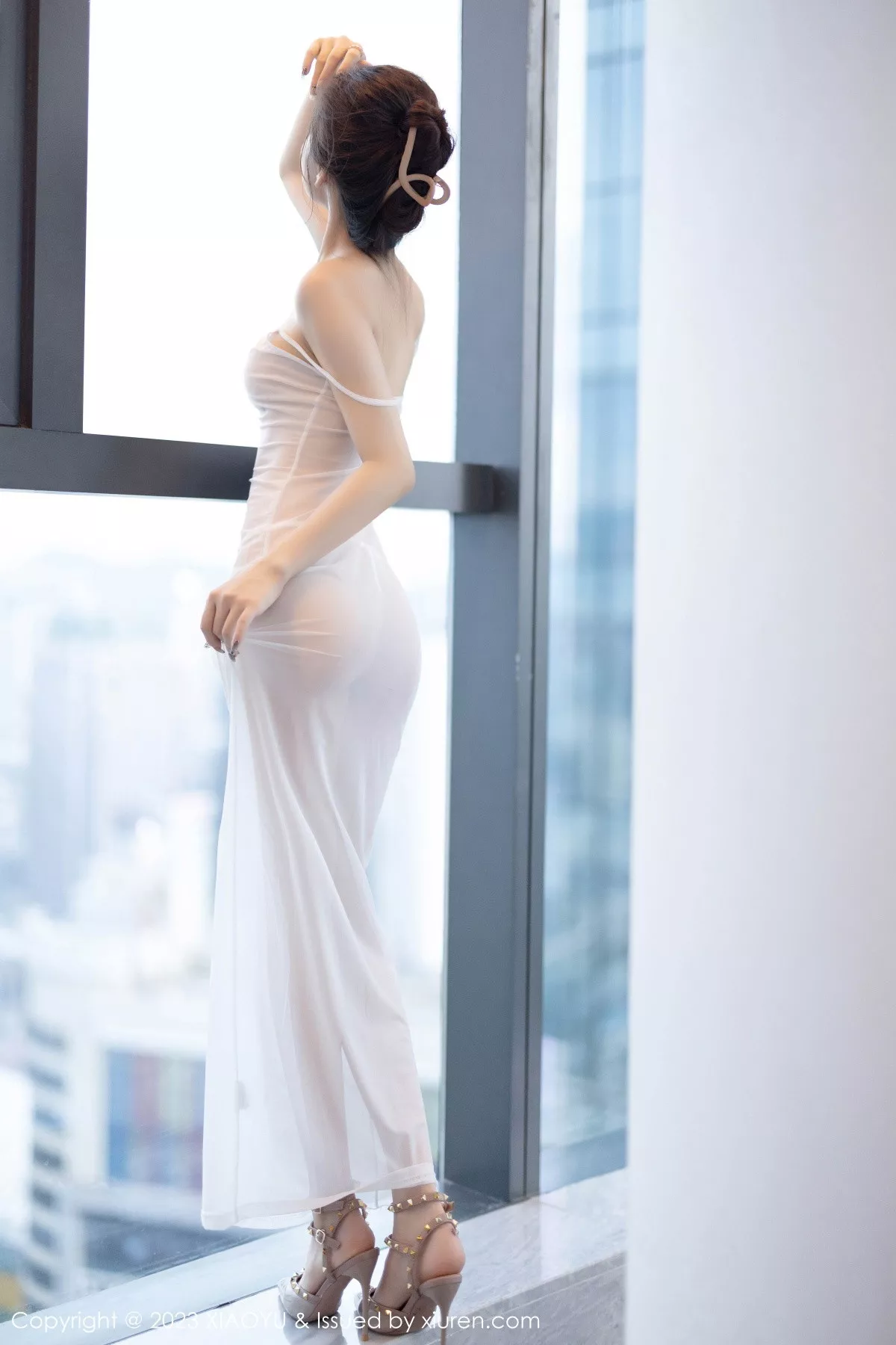 苏曼兮性感米色服饰配白色丝袜+白色薄纱长裙迷人绝美写真 第 90 张