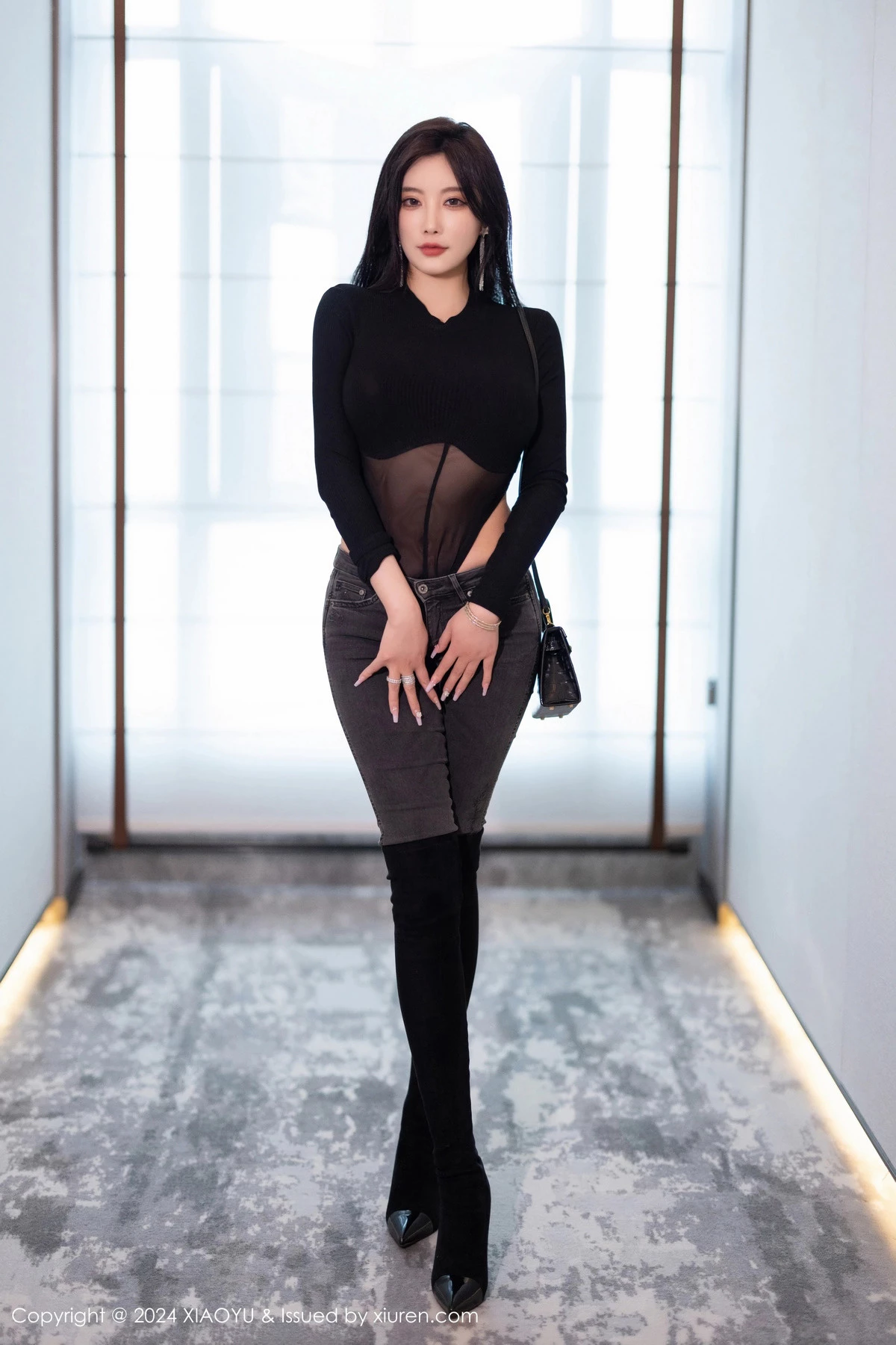 杨晨晨Yome性感黑色网状服饰配黑长靴秀丰腴身材绝美写真 第 1 张