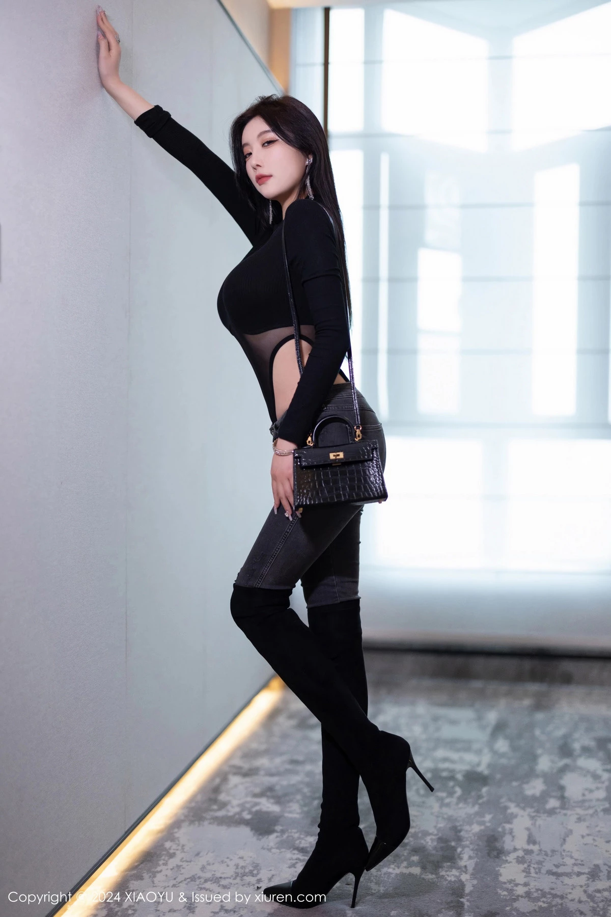 杨晨晨Yome性感黑色网状服饰配黑长靴秀丰腴身材绝美写真 第 5 张