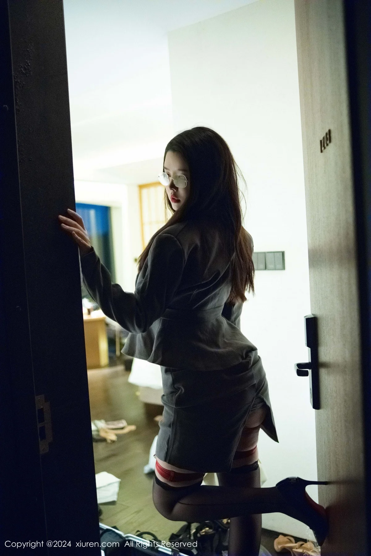樱桃小犊子性感灰色西服配黑丝吊袜秀丰腴身材撩人绝美写真 第 1 张