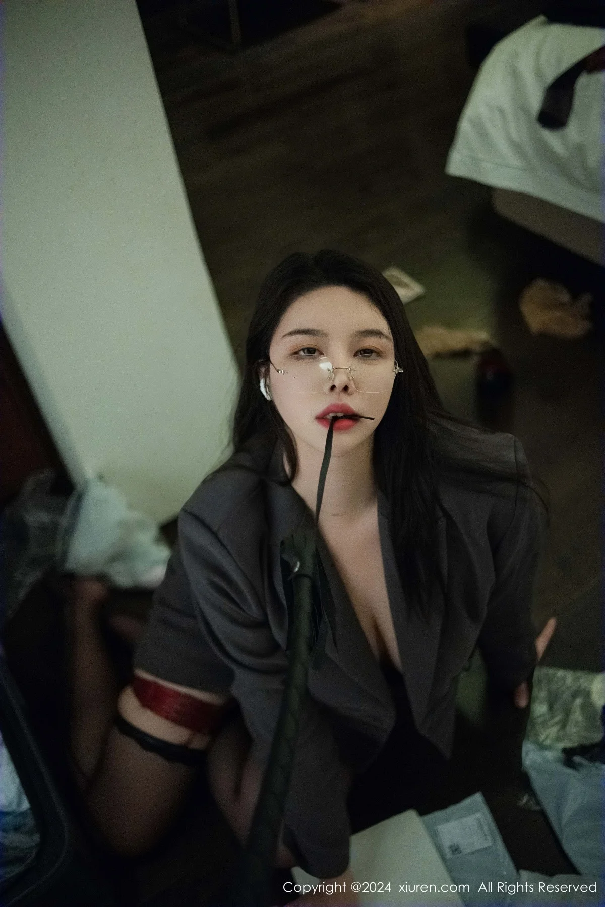 樱桃小犊子性感灰色西服配黑丝吊袜秀丰腴身材撩人绝美写真 第 10 张