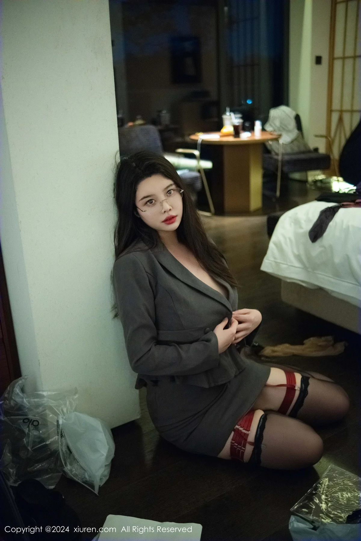 樱桃小犊子性感灰色西服配黑丝吊袜秀丰腴身材撩人绝美写真 第 3 张